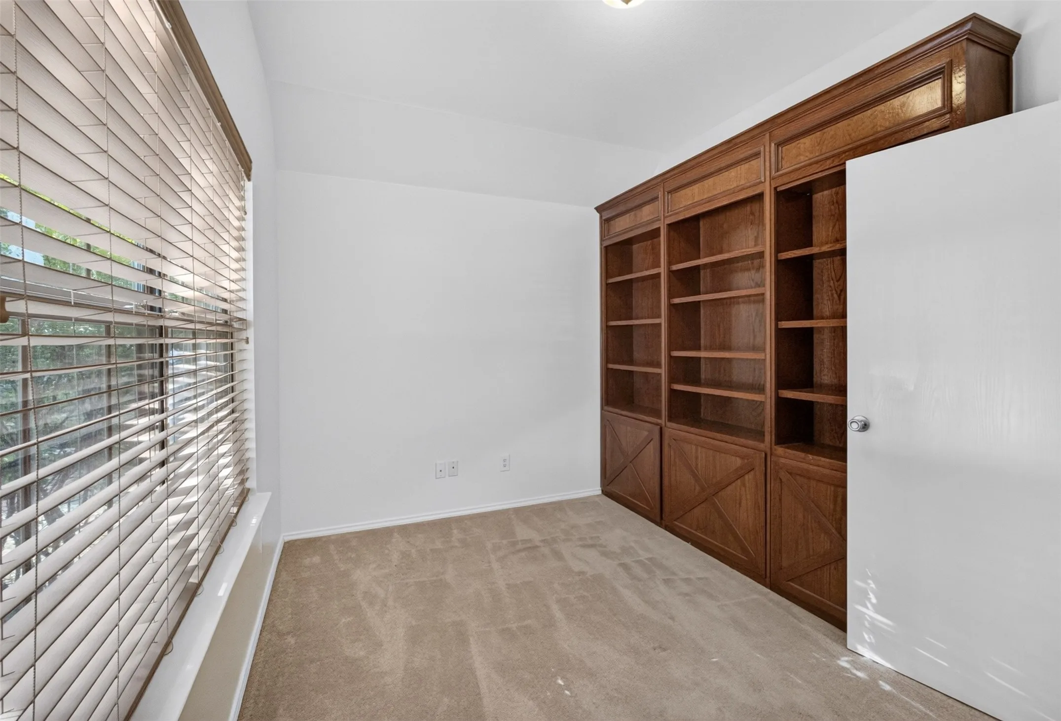 Single Family Residence For Rent in Tarrant County , 5916 Crestview Drive, Grand Prairie, Texas 75052, 4 Bedroom, 2 Bathroom, 2 Garage spaces, 2,235 Sqft, built in 2008, mls#21366889, Real Estate Agent in Grand Prairie, Homes For Rent in Tarrant county, Homes For Rent in Grand Prairie, Realtor in Grand Prairie Texas, Real Estate Brokerage Independent Realty Texas, Luminita Cordes Realtor