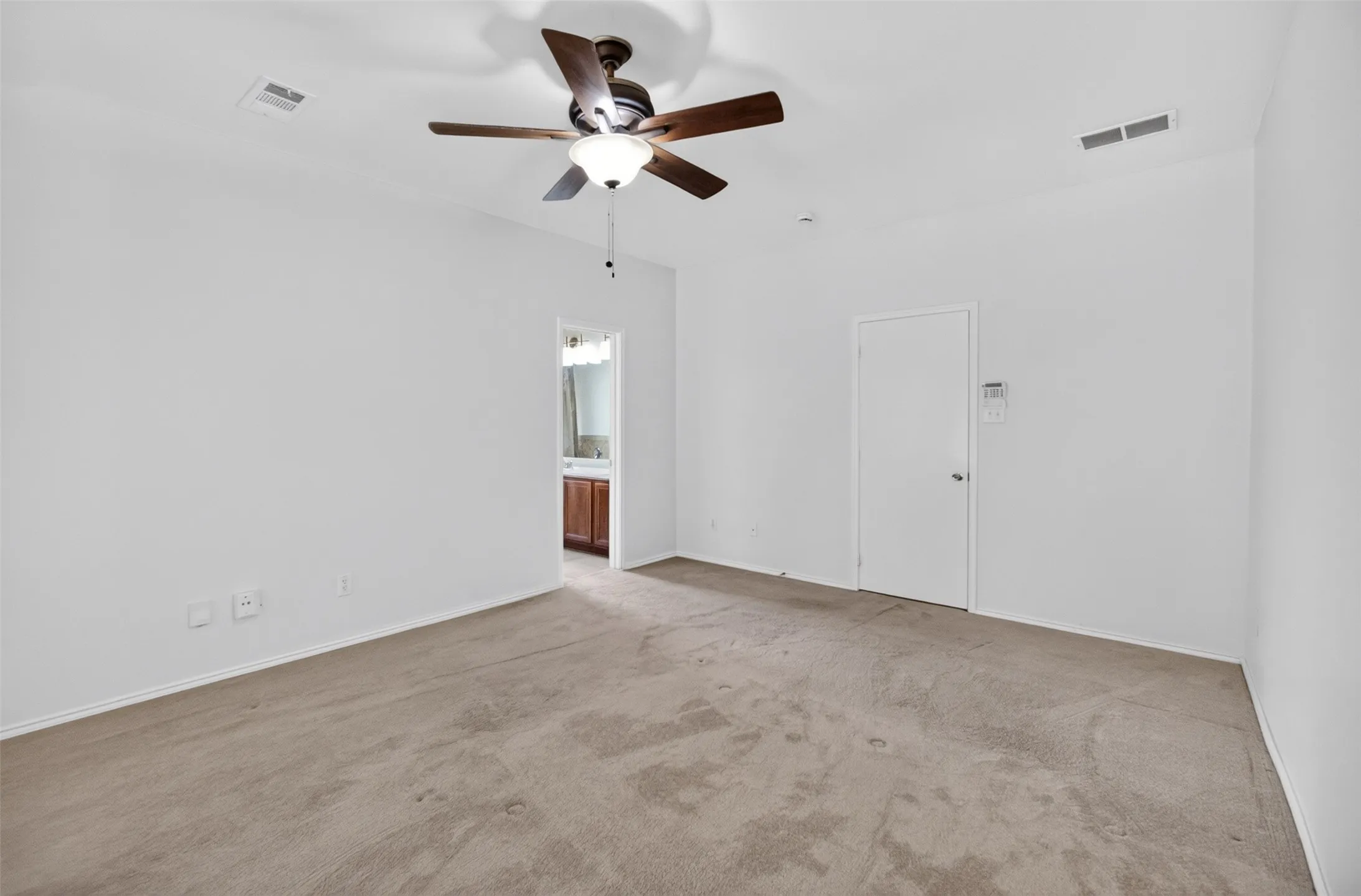 Single Family Residence For Rent in Tarrant County , 5916 Crestview Drive, Grand Prairie, Texas 75052, 4 Bedroom, 2 Bathroom, 2 Garage spaces, 2,235 Sqft, built in 2008, mls#21366889, Real Estate Agent in Grand Prairie, Homes For Rent in Tarrant county, Homes For Rent in Grand Prairie, Realtor in Grand Prairie Texas, Real Estate Brokerage Independent Realty Texas, Luminita Cordes Realtor