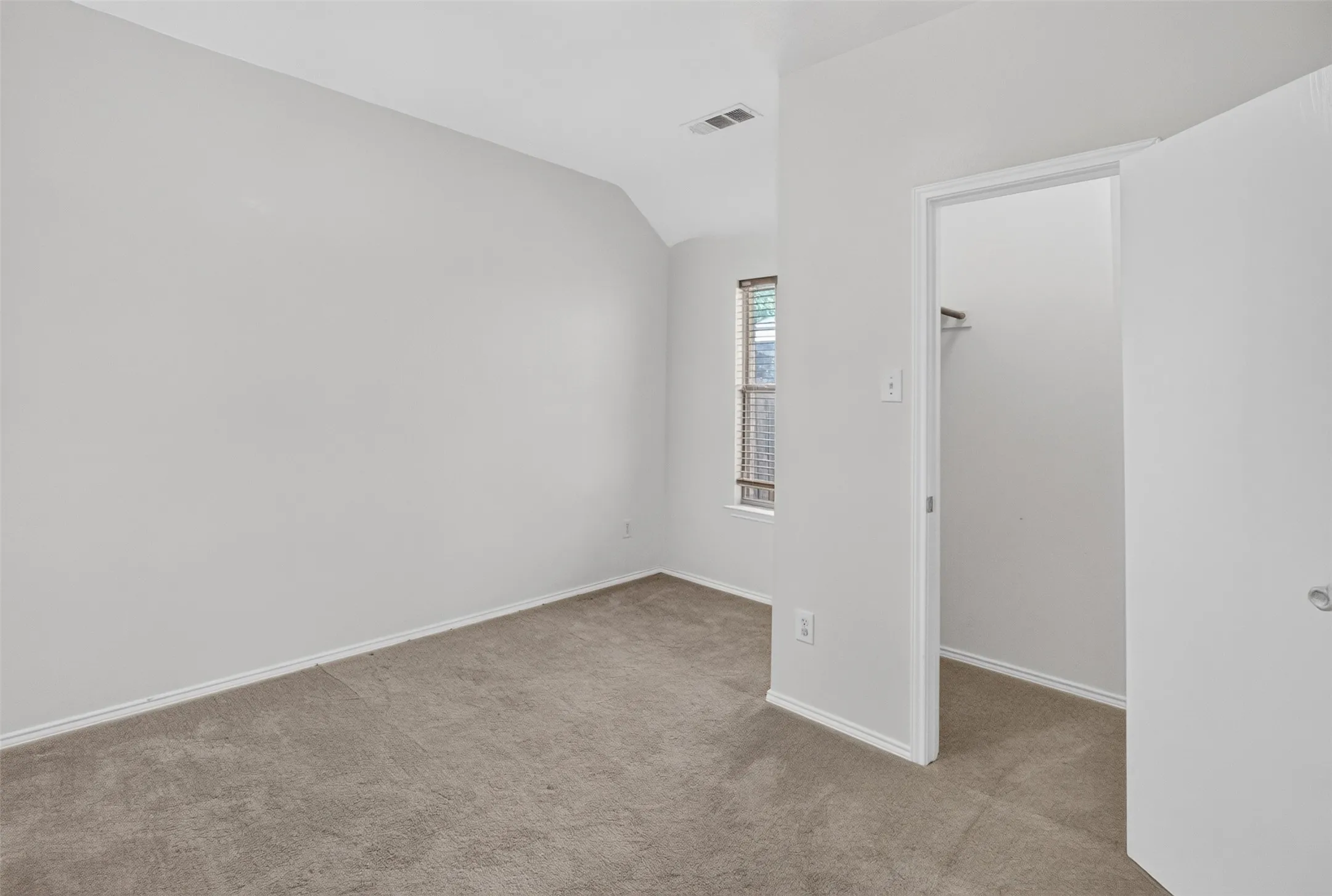 Single Family Residence For Rent in Tarrant County , 5916 Crestview Drive, Grand Prairie, Texas 75052, 4 Bedroom, 2 Bathroom, 2 Garage spaces, 2,235 Sqft, built in 2008, mls#21366889, Real Estate Agent in Grand Prairie, Homes For Rent in Tarrant county, Homes For Rent in Grand Prairie, Realtor in Grand Prairie Texas, Real Estate Brokerage Independent Realty Texas, Luminita Cordes Realtor