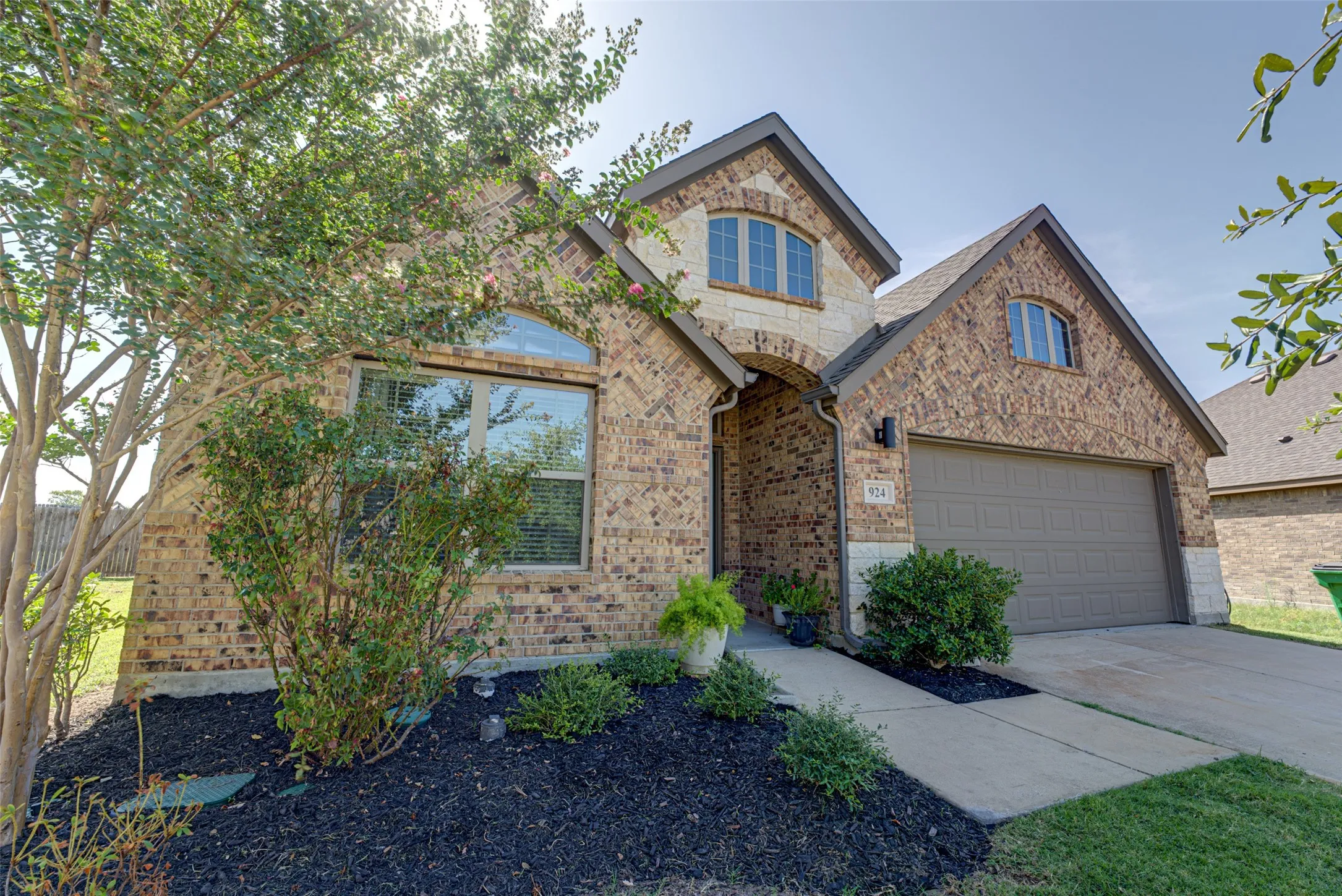 Single Family Residence For Sale in Rockwall County , 924 Mcgehee Court, Fate, Texas 75087, 3 Bedroom, 2 Bathroom, 2 Garage spaces, 2,159 Sqft, built in 2018, mls#21354649, Real Estate Agent in Fate, Homes For Sale in Rockwall county, Homes For Sale in Fate, Realtor in Fate Texas, Real Estate Brokerage Independent Realty Texas, Luminita Cordes Realtor