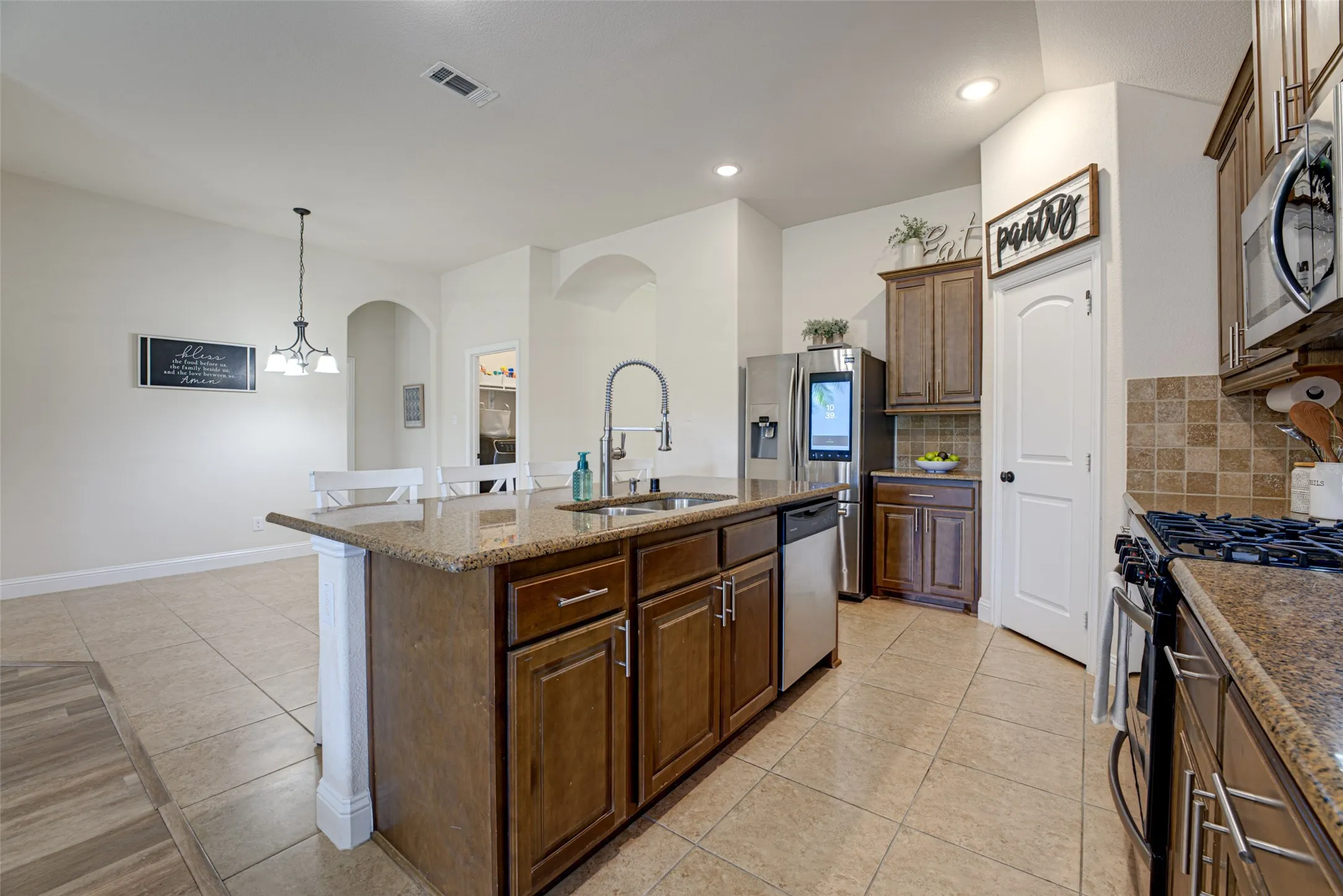 Single Family Residence For Sale in Rockwall County , 924 Mcgehee Court, Fate, Texas 75087, 3 Bedroom, 2 Bathroom, 2 Garage spaces, 2,159 Sqft, built in 2018, mls#21354649, Real Estate Agent in Fate, Homes For Sale in Rockwall county, Homes For Sale in Fate, Realtor in Fate Texas, Real Estate Brokerage Independent Realty Texas, Luminita Cordes Realtor