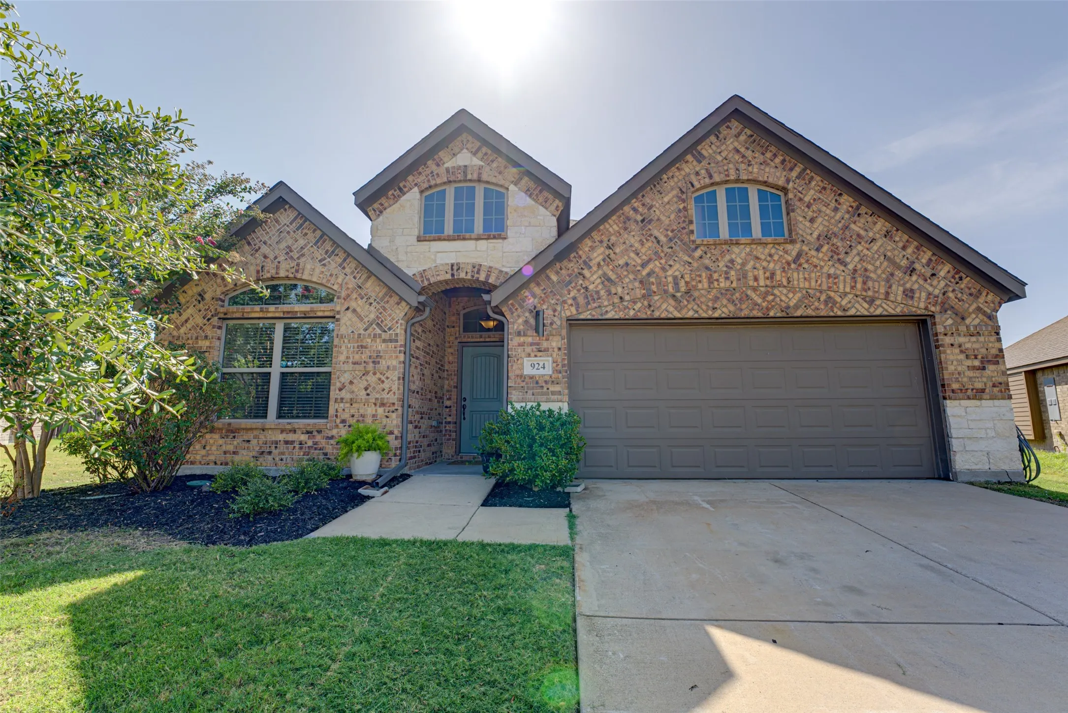 Single Family Residence For Sale in Rockwall County , 924 Mcgehee Court, Fate, Texas 75087, 3 Bedroom, 2 Bathroom, 2 Garage spaces, 2,159 Sqft, built in 2018, mls#21354649, Real Estate Agent in Fate, Homes For Sale in Rockwall county, Homes For Sale in Fate, Realtor in Fate Texas, Real Estate Brokerage Independent Realty Texas, Luminita Cordes Realtor
