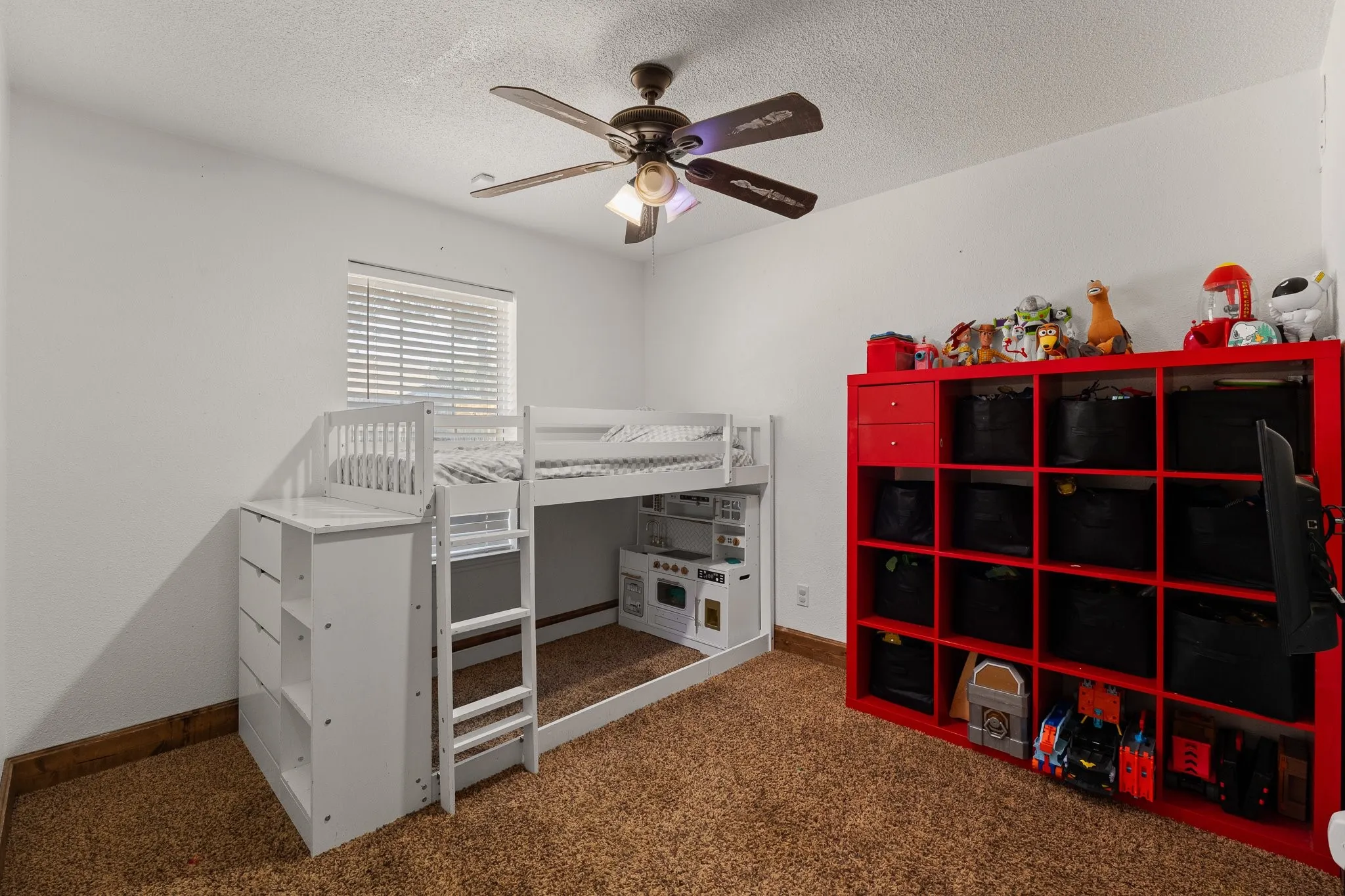Window with horizontal blinds, ceiling fan, and carpeted flooring