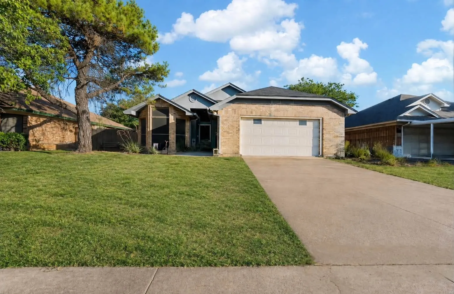 Single Family Residence For Sale in Tarrant County , 1060 Parkhill Avenue, Saginaw, Texas 76179, 4 Bedroom, 2 Bathroom, 2 Garage spaces, 1,327 Sqft, built in 1985, mls#21366510, Real Estate Agent in Saginaw, Homes For Sale in Tarrant county, Homes For Sale in Saginaw, Realtor in Saginaw Texas, Real Estate Brokerage Independent Realty Texas, Luminita Cordes Realtor