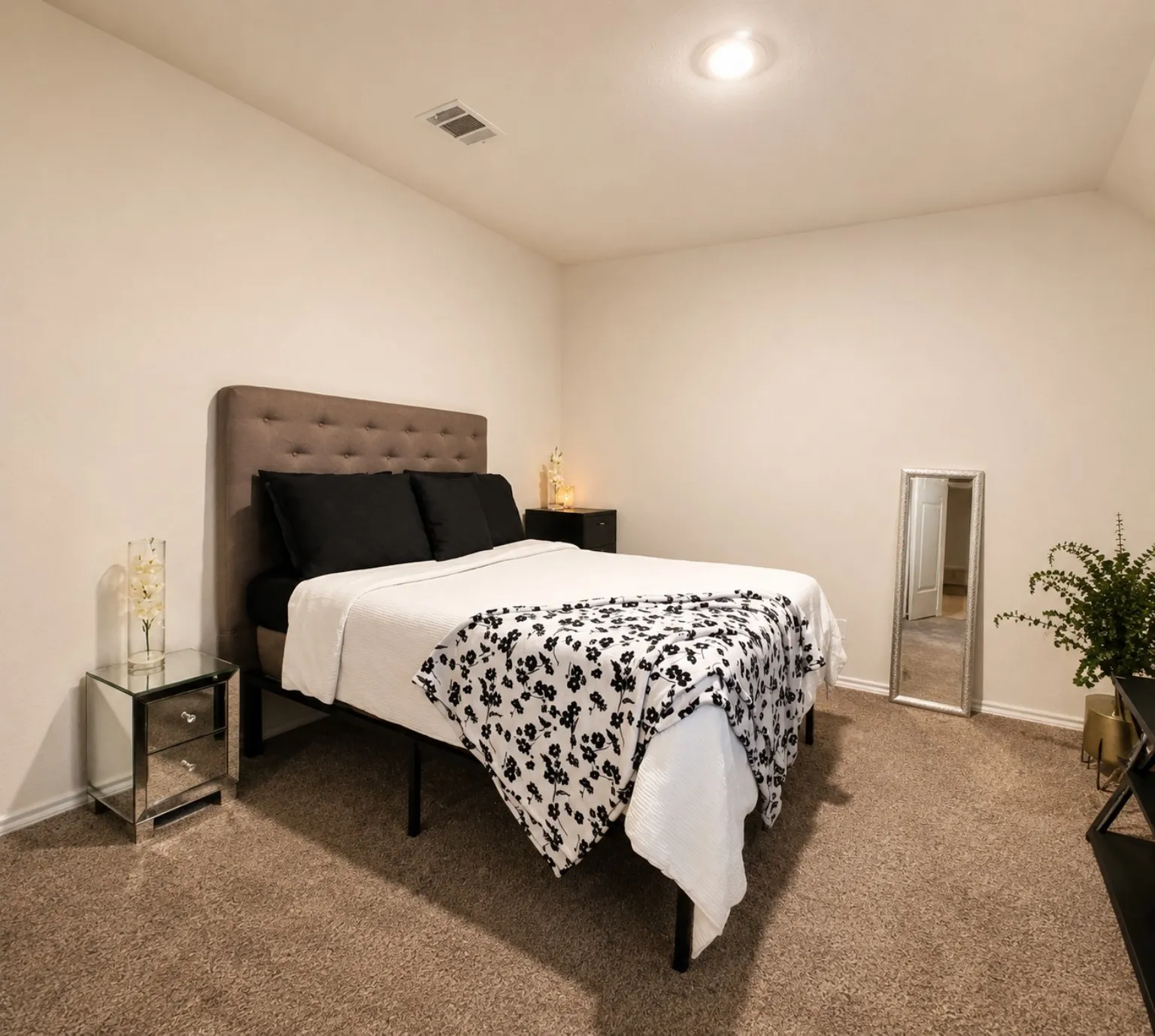 Neutral wall color, recessed ceiling lighting, and carpeted flooring