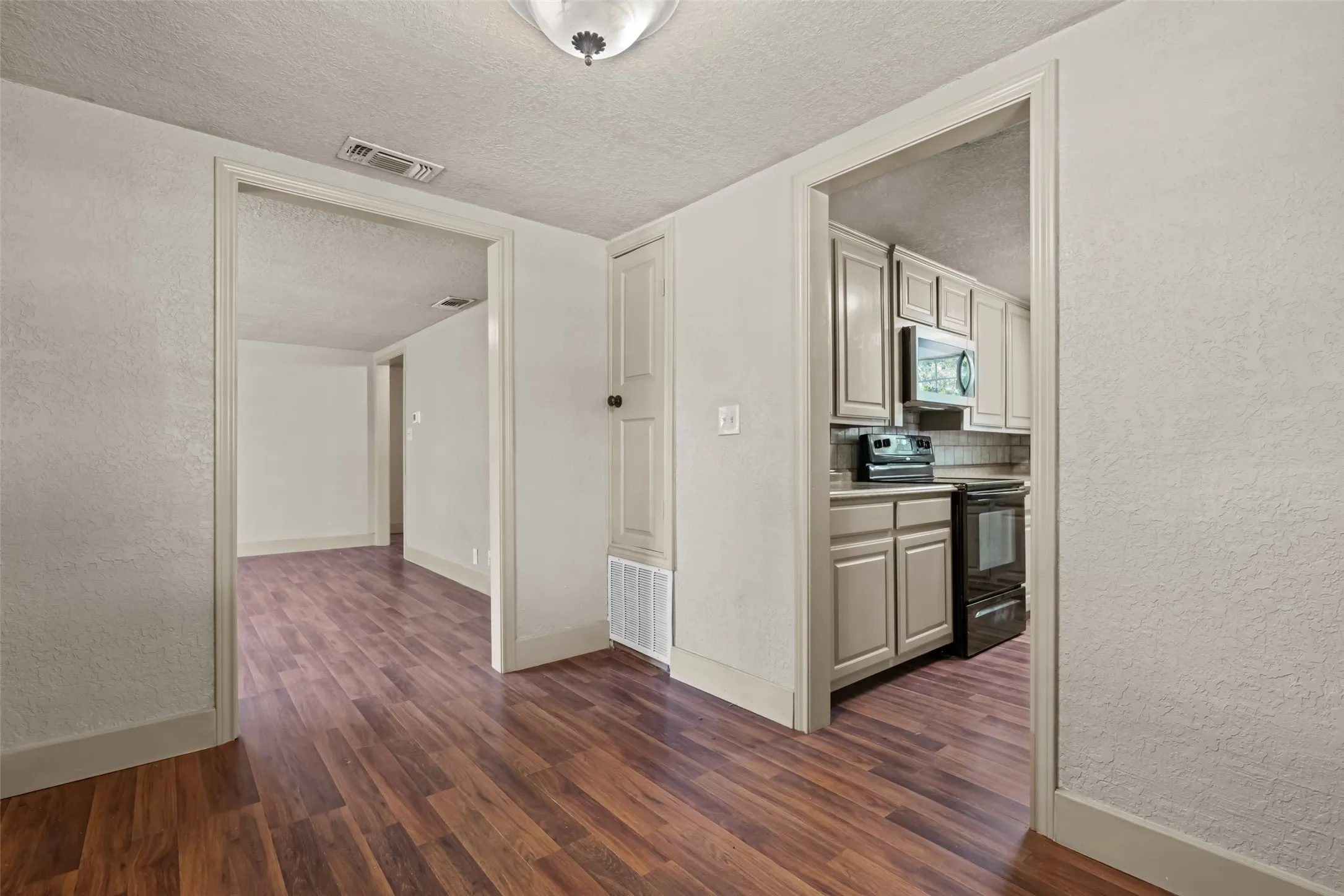 Single Family Residence For Sale in Parker County , 417 N Birch Street, Springtown, Texas 76082, 3 Bedroom, 1 Bathroom, Garage spaces, 996 Sqft, built in 0, mls#21364605, Real Estate Agent in Springtown, Homes For Sale in Parker county, Homes For Sale in Springtown, Realtor in Springtown Texas, Real Estate Brokerage Independent Realty Texas, Luminita Cordes Realtor