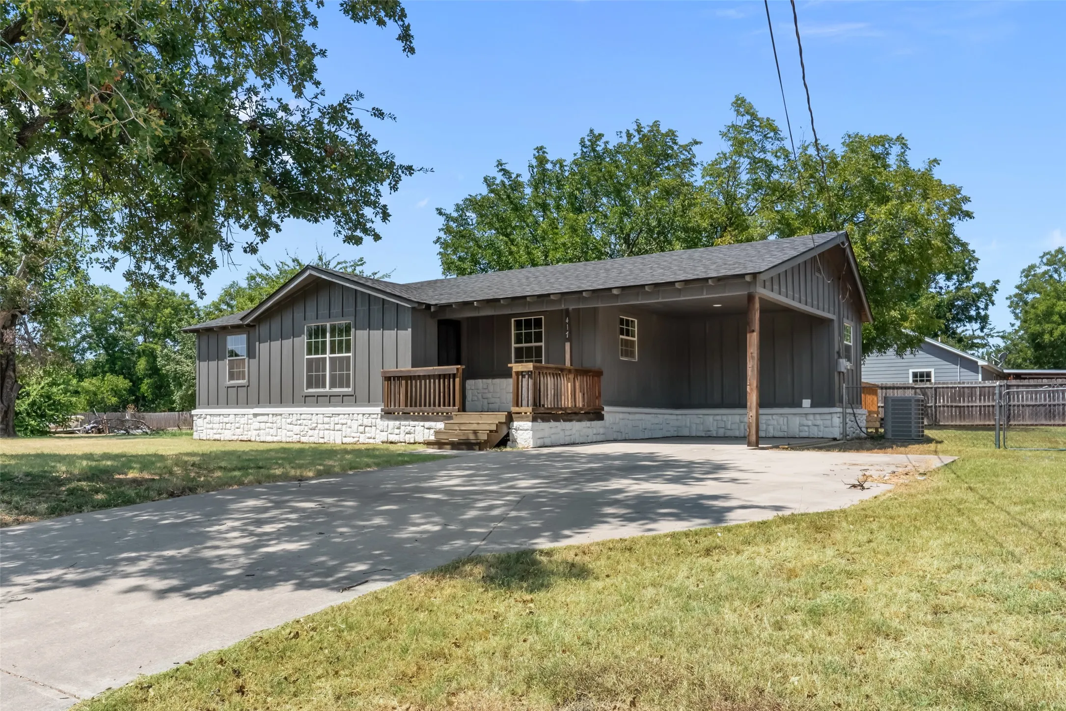 Single Family Residence For Sale in Parker County , 417 N Birch Street, Springtown, Texas 76082, 3 Bedroom, 1 Bathroom, Garage spaces, 996 Sqft, built in 0, mls#21364605, Real Estate Agent in Springtown, Homes For Sale in Parker county, Homes For Sale in Springtown, Realtor in Springtown Texas, Real Estate Brokerage Independent Realty Texas, Luminita Cordes Realtor