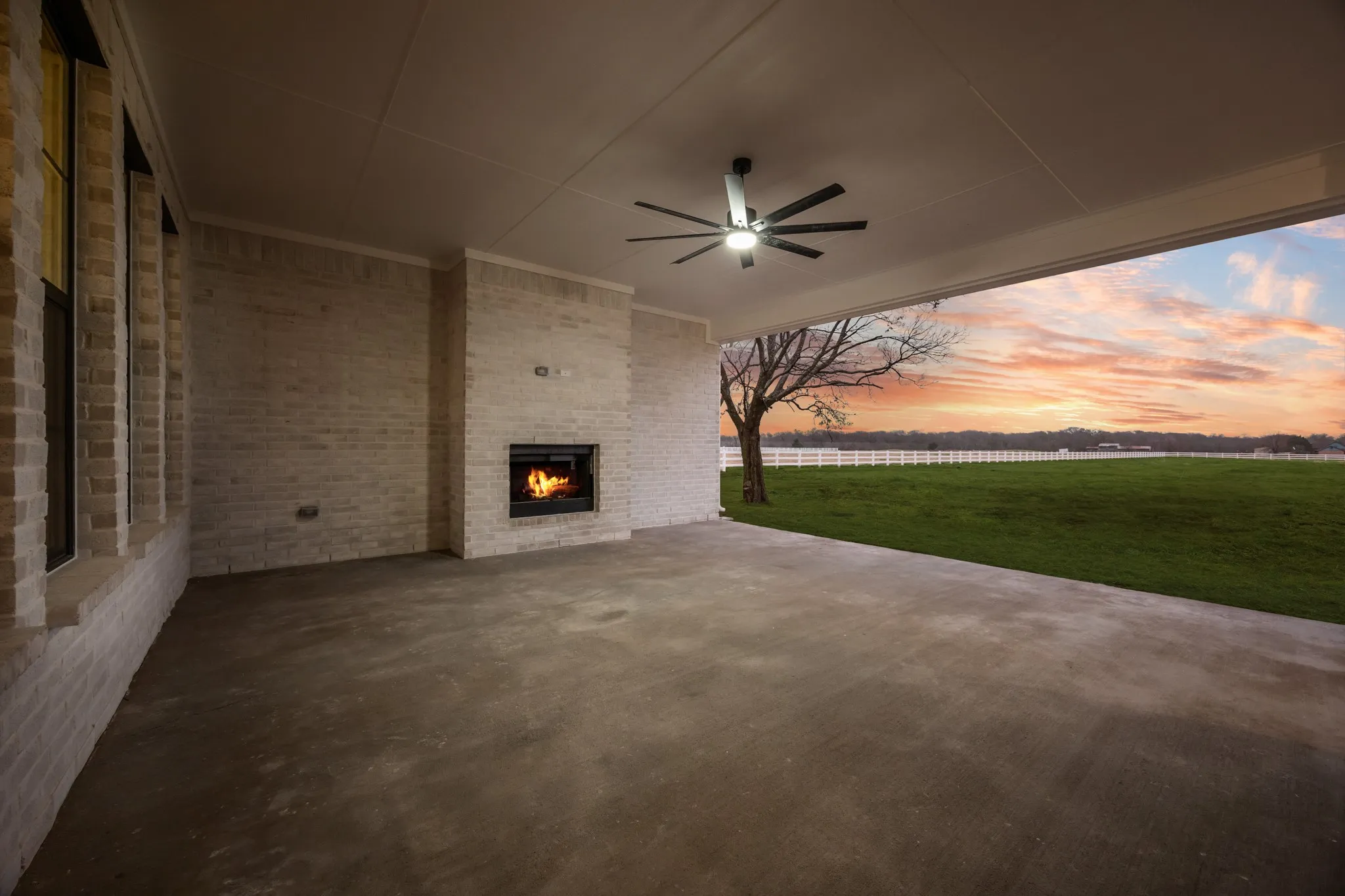 Back Outdoor Patio with Fireplace and just relax with a book for watch the Sun Rise or Set!