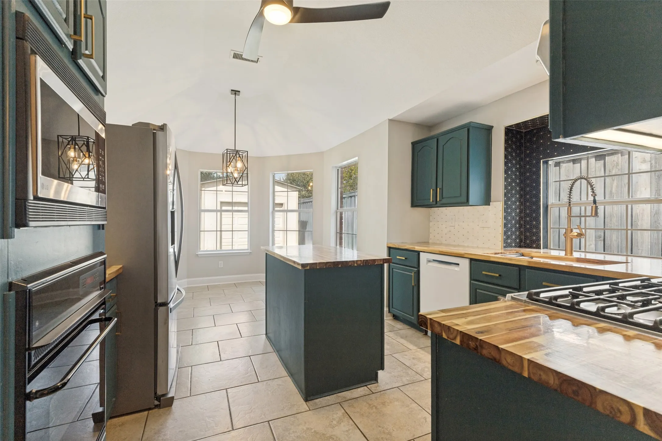Single Family Residence For Sale in Tarrant County , 7659 Crosstimbers Lane, North Richland Hills, Texas 76182, 3 Bedroom, 2 Bathroom, 2 Garage spaces, 1,744 Sqft, built in 1992, mls#21365283, Real Estate Agent in North Richland Hills, Homes For Sale in Tarrant county, Homes For Sale in North Richland Hills, Realtor in North Richland Hills Texas, Real Estate Brokerage Independent Realty Texas, Luminita Cordes Realtor