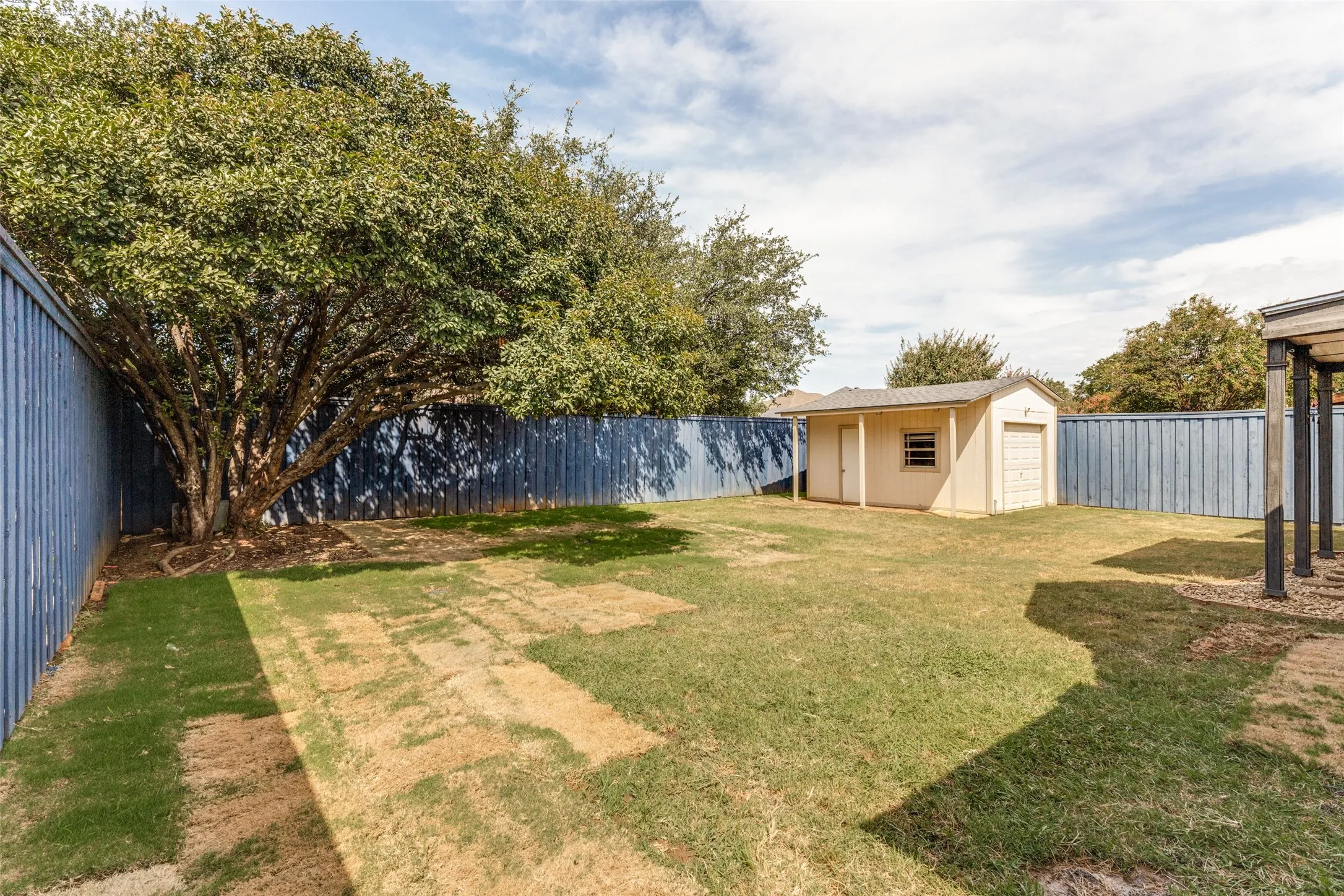 Single Family Residence For Sale in Tarrant County , 7659 Crosstimbers Lane, North Richland Hills, Texas 76182, 3 Bedroom, 2 Bathroom, 2 Garage spaces, 1,744 Sqft, built in 1992, mls#21365283, Real Estate Agent in North Richland Hills, Homes For Sale in Tarrant county, Homes For Sale in North Richland Hills, Realtor in North Richland Hills Texas, Real Estate Brokerage Independent Realty Texas, Luminita Cordes Realtor
