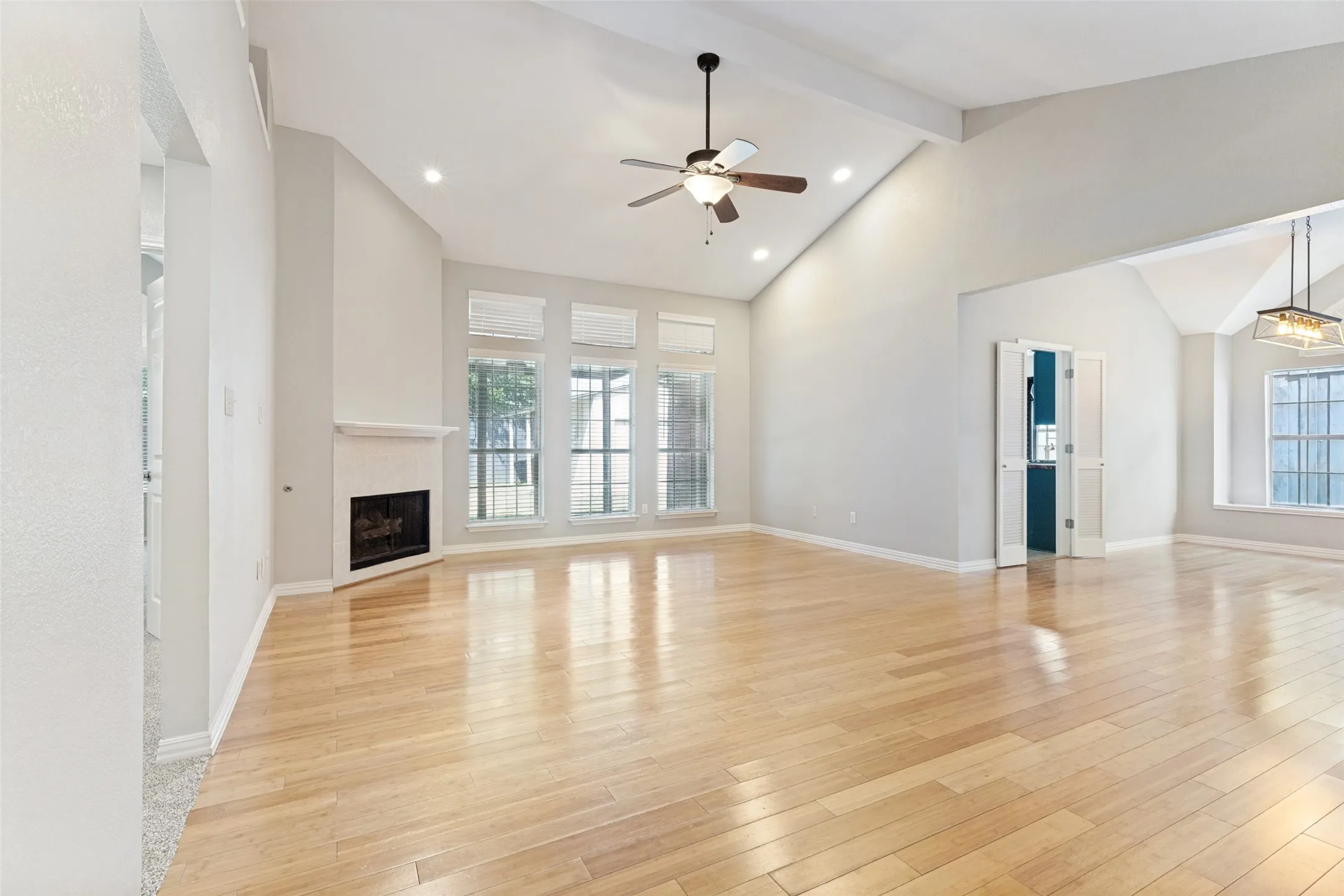 Single Family Residence For Sale in Tarrant County , 7659 Crosstimbers Lane, North Richland Hills, Texas 76182, 3 Bedroom, 2 Bathroom, 2 Garage spaces, 1,744 Sqft, built in 1992, mls#21365283, Real Estate Agent in North Richland Hills, Homes For Sale in Tarrant county, Homes For Sale in North Richland Hills, Realtor in North Richland Hills Texas, Real Estate Brokerage Independent Realty Texas, Luminita Cordes Realtor