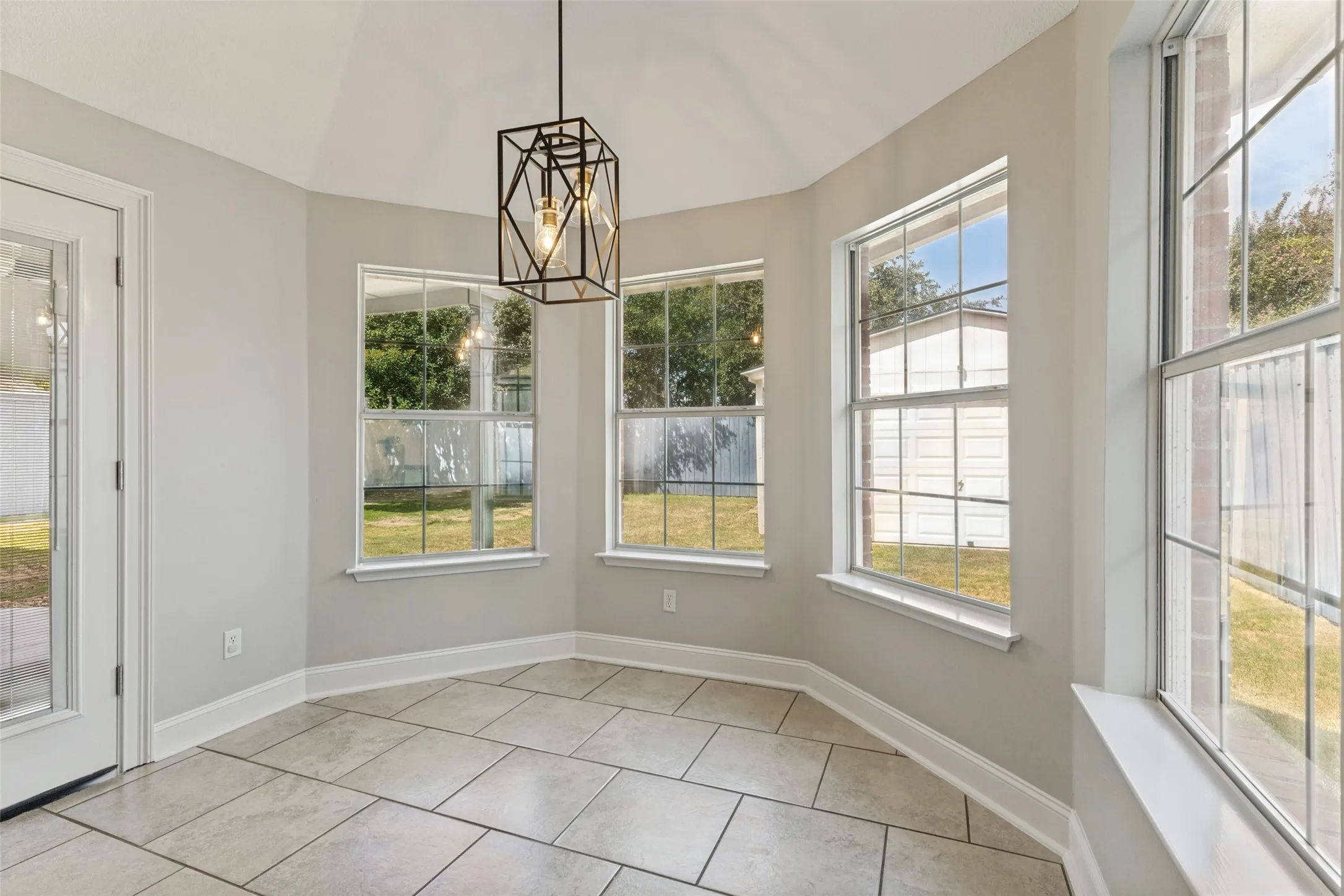 Single Family Residence For Sale in Tarrant County , 7659 Crosstimbers Lane, North Richland Hills, Texas 76182, 3 Bedroom, 2 Bathroom, 2 Garage spaces, 1,744 Sqft, built in 1992, mls#21365283, Real Estate Agent in North Richland Hills, Homes For Sale in Tarrant county, Homes For Sale in North Richland Hills, Realtor in North Richland Hills Texas, Real Estate Brokerage Independent Realty Texas, Luminita Cordes Realtor