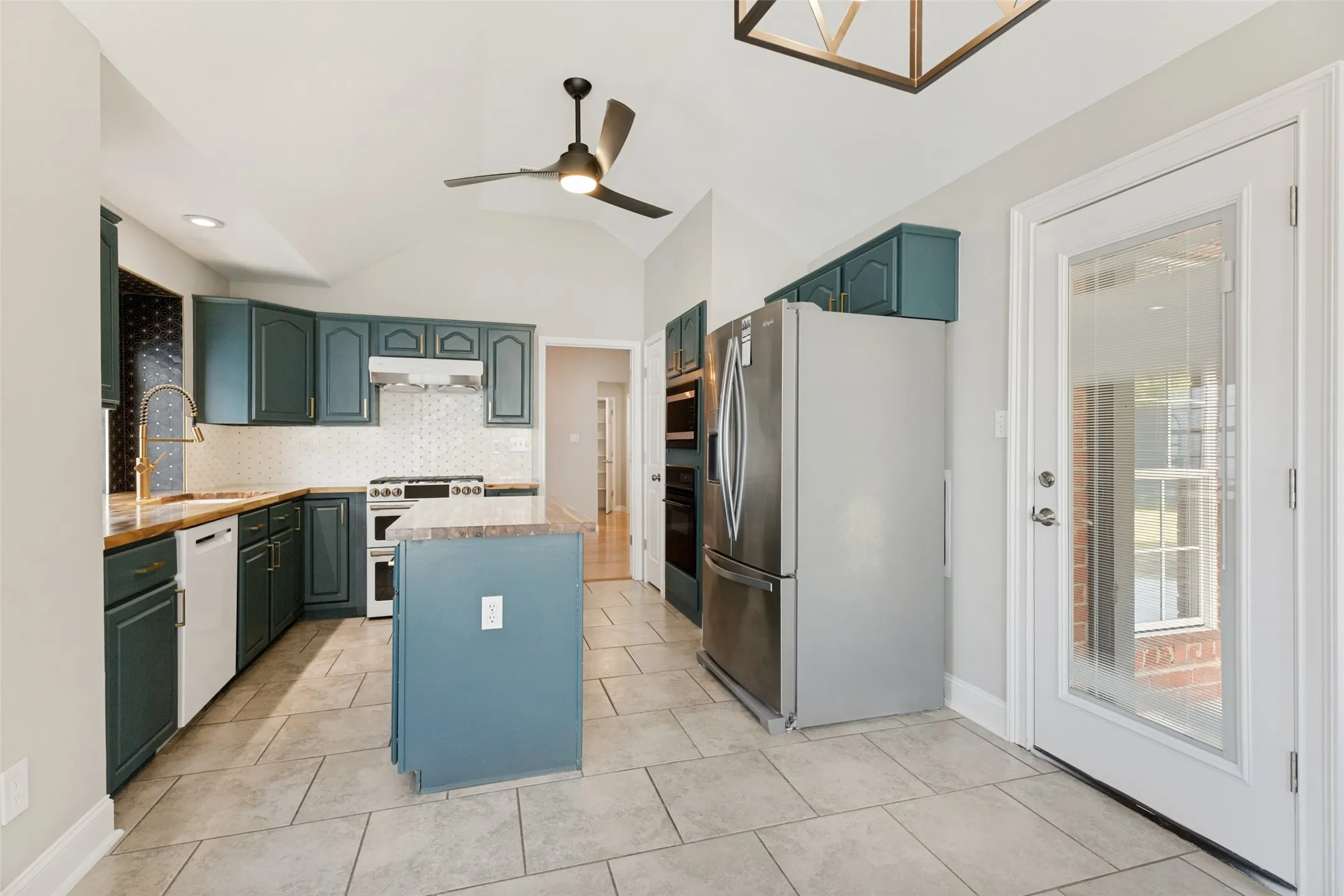 Single Family Residence For Sale in Tarrant County , 7659 Crosstimbers Lane, North Richland Hills, Texas 76182, 3 Bedroom, 2 Bathroom, 2 Garage spaces, 1,744 Sqft, built in 1992, mls#21365283, Real Estate Agent in North Richland Hills, Homes For Sale in Tarrant county, Homes For Sale in North Richland Hills, Realtor in North Richland Hills Texas, Real Estate Brokerage Independent Realty Texas, Luminita Cordes Realtor