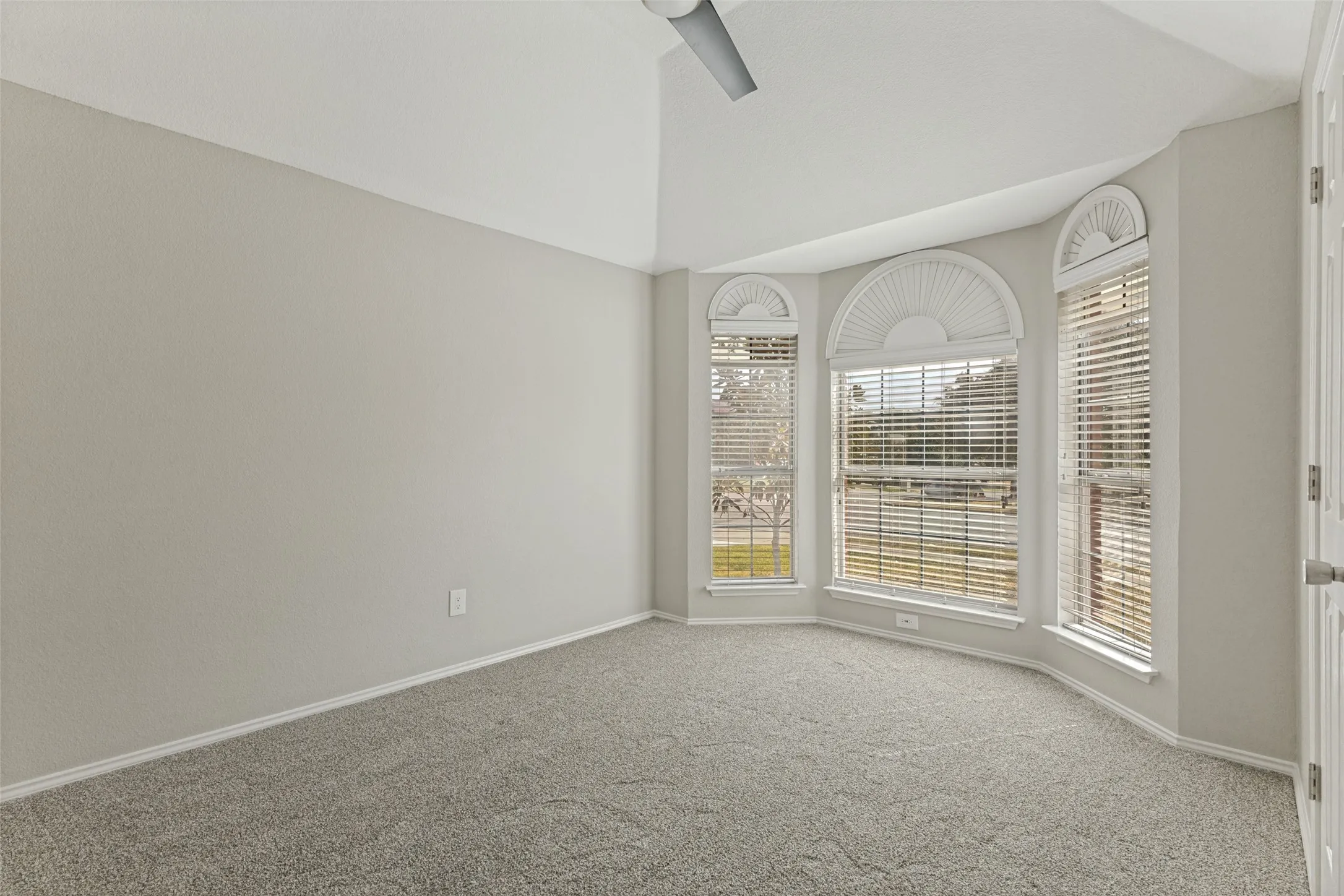 Single Family Residence For Sale in Tarrant County , 7659 Crosstimbers Lane, North Richland Hills, Texas 76182, 3 Bedroom, 2 Bathroom, 2 Garage spaces, 1,744 Sqft, built in 1992, mls#21365283, Real Estate Agent in North Richland Hills, Homes For Sale in Tarrant county, Homes For Sale in North Richland Hills, Realtor in North Richland Hills Texas, Real Estate Brokerage Independent Realty Texas, Luminita Cordes Realtor