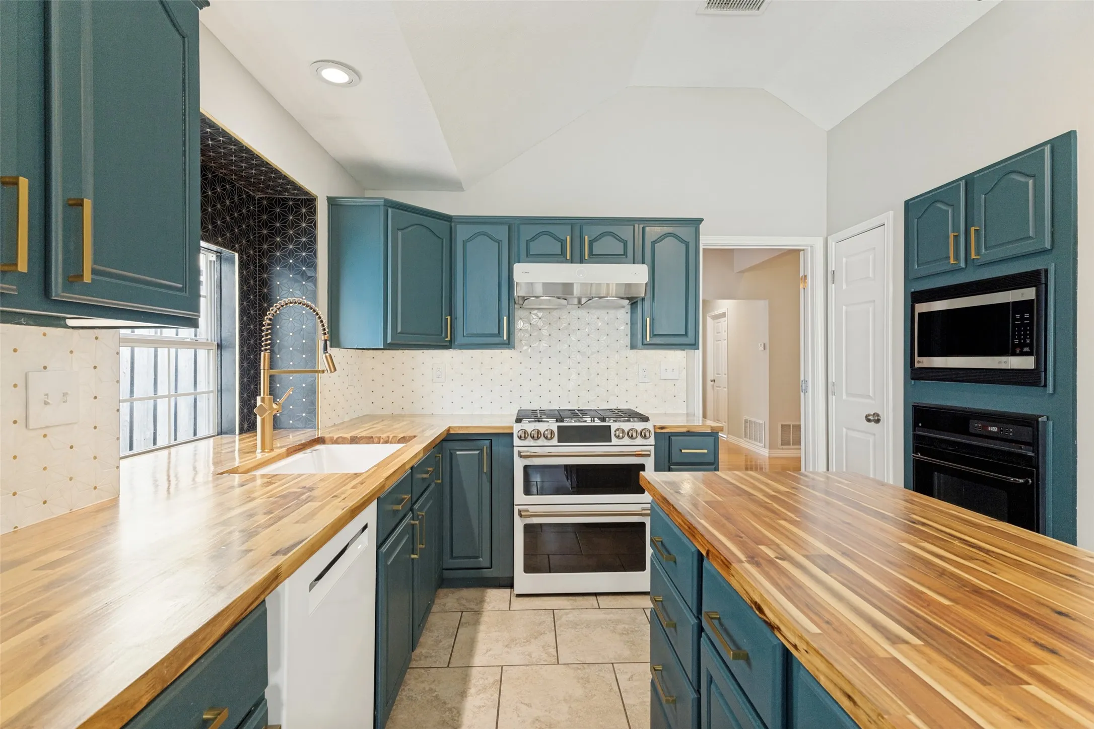 Single Family Residence For Sale in Tarrant County , 7659 Crosstimbers Lane, North Richland Hills, Texas 76182, 3 Bedroom, 2 Bathroom, 2 Garage spaces, 1,744 Sqft, built in 1992, mls#21365283, Real Estate Agent in North Richland Hills, Homes For Sale in Tarrant county, Homes For Sale in North Richland Hills, Realtor in North Richland Hills Texas, Real Estate Brokerage Independent Realty Texas, Luminita Cordes Realtor