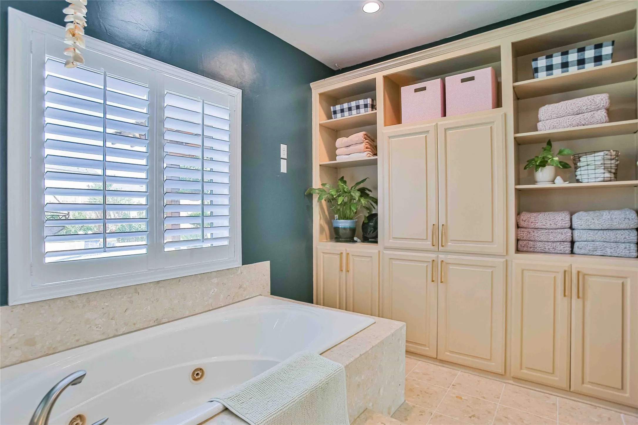 Single Family Residence For Sale in Taylor County , 5410 Peppermill Lane, Abilene, Texas 79606, 4 Bedroom, 3 Bathroom, 2 Garage spaces, 2,994 Sqft, built in 1997, mls#21365013, Real Estate Agent in Abilene, Homes For Sale in Taylor county, Homes For Sale in Abilene, Realtor in Abilene Texas, Real Estate Brokerage Independent Realty Texas, Luminita Cordes Realtor