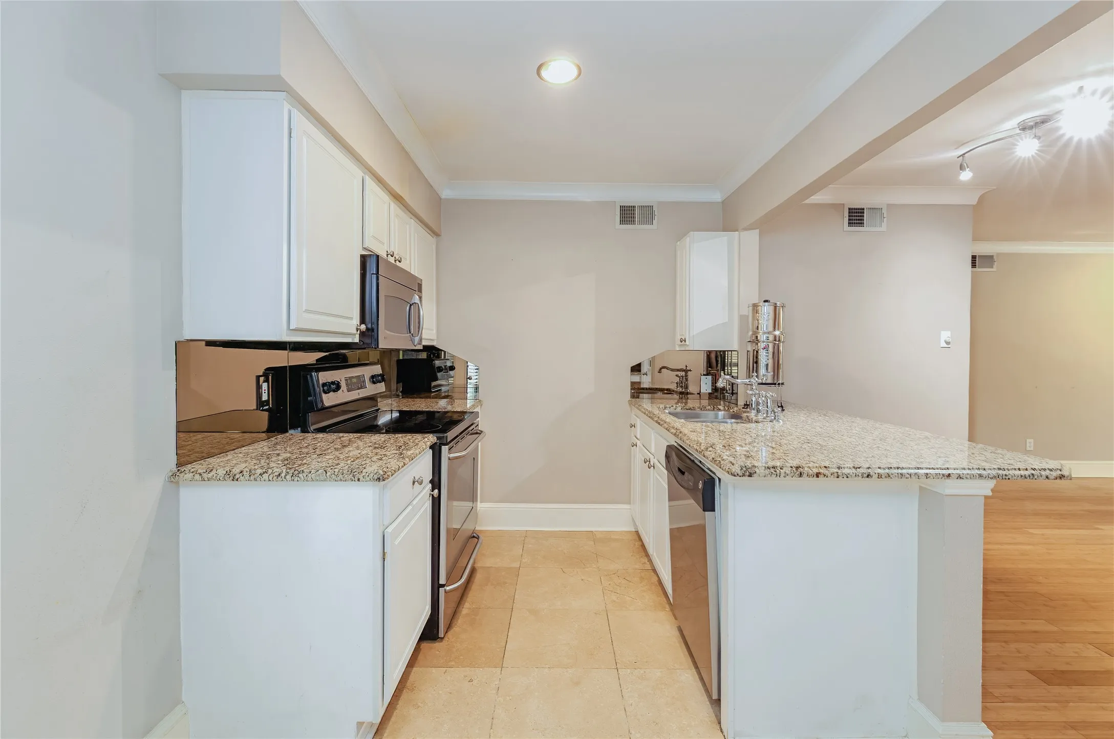 Condominium For Sale in Dallas County , 10111 Regal Park Lane 208, Dallas, Texas 75230, 2 Bedroom, 2 Bathroom, Garage spaces, 1,050 Sqft, built in 1964, mls#21366506, Real Estate Agent in Dallas, Homes For Sale in Dallas county, Homes For Sale in Dallas, Realtor in Dallas Texas, Real Estate Brokerage Independent Realty Texas, Luminita Cordes Realtor
