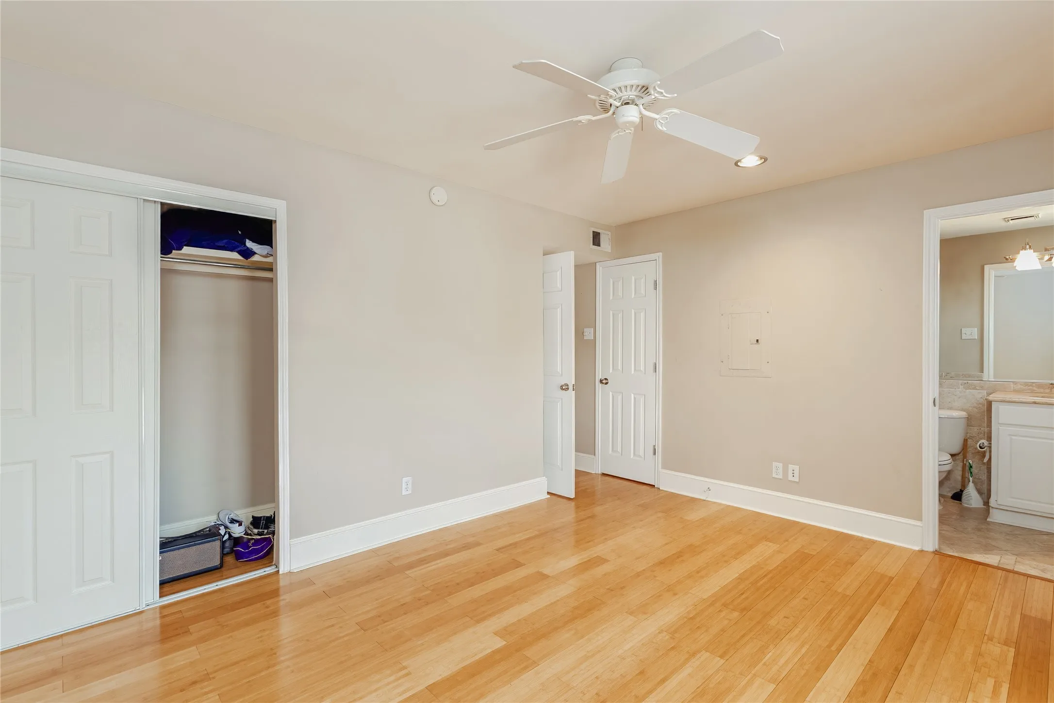 Condominium For Sale in Dallas County , 10111 Regal Park Lane 208, Dallas, Texas 75230, 2 Bedroom, 2 Bathroom, Garage spaces, 1,050 Sqft, built in 1964, mls#21366506, Real Estate Agent in Dallas, Homes For Sale in Dallas county, Homes For Sale in Dallas, Realtor in Dallas Texas, Real Estate Brokerage Independent Realty Texas, Luminita Cordes Realtor