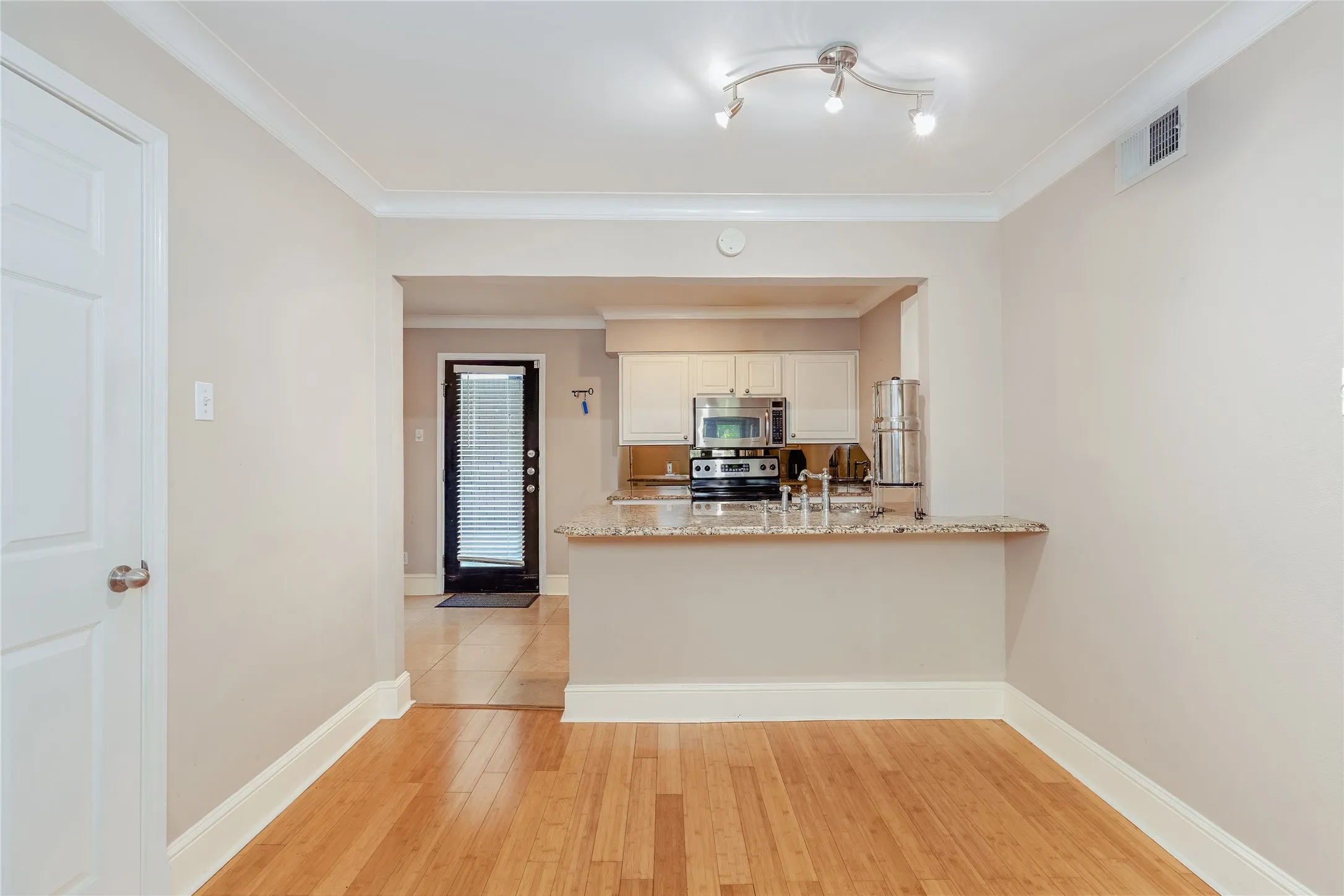 Condominium For Sale in Dallas County , 10111 Regal Park Lane 208, Dallas, Texas 75230, 2 Bedroom, 2 Bathroom, Garage spaces, 1,050 Sqft, built in 1964, mls#21366506, Real Estate Agent in Dallas, Homes For Sale in Dallas county, Homes For Sale in Dallas, Realtor in Dallas Texas, Real Estate Brokerage Independent Realty Texas, Luminita Cordes Realtor
