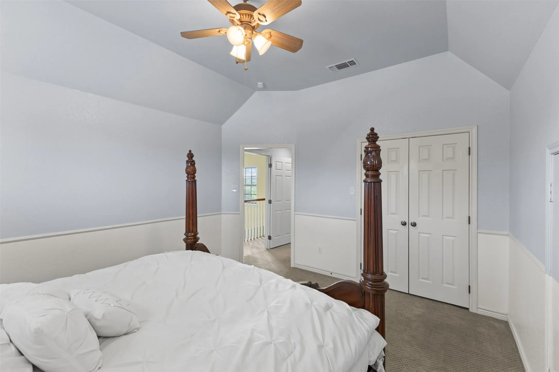 Vaulted ceiling with a ceiling fan light fixture