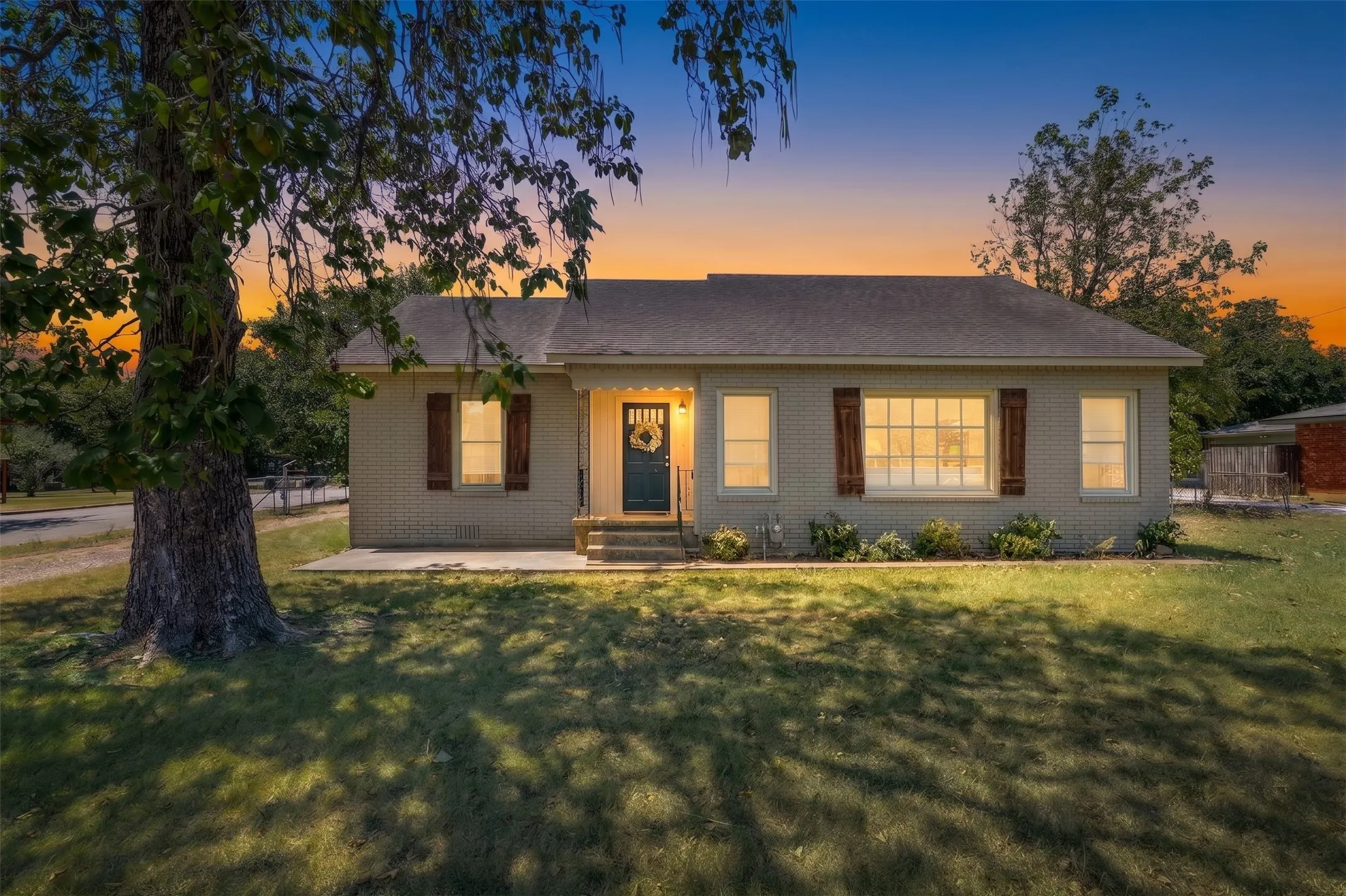 Single Family Residence For Sale in Mc Lennan County , 805 S Tyler Street, Mc Gregor, Texas 76657, 3 Bedroom, 2 Bathroom, 2 Garage spaces, 1,750 Sqft, built in 1962, Price $290,000, mls#21363023, Real Estate Agent in Mc Gregor, Homes For Sale in Mc Lennan county, Homes For Sale in Mc Gregor, Realtor in Mc Gregor Texas, Real Estate Brokerage Independent Realty Texas, Luminita Cordes Realtor
