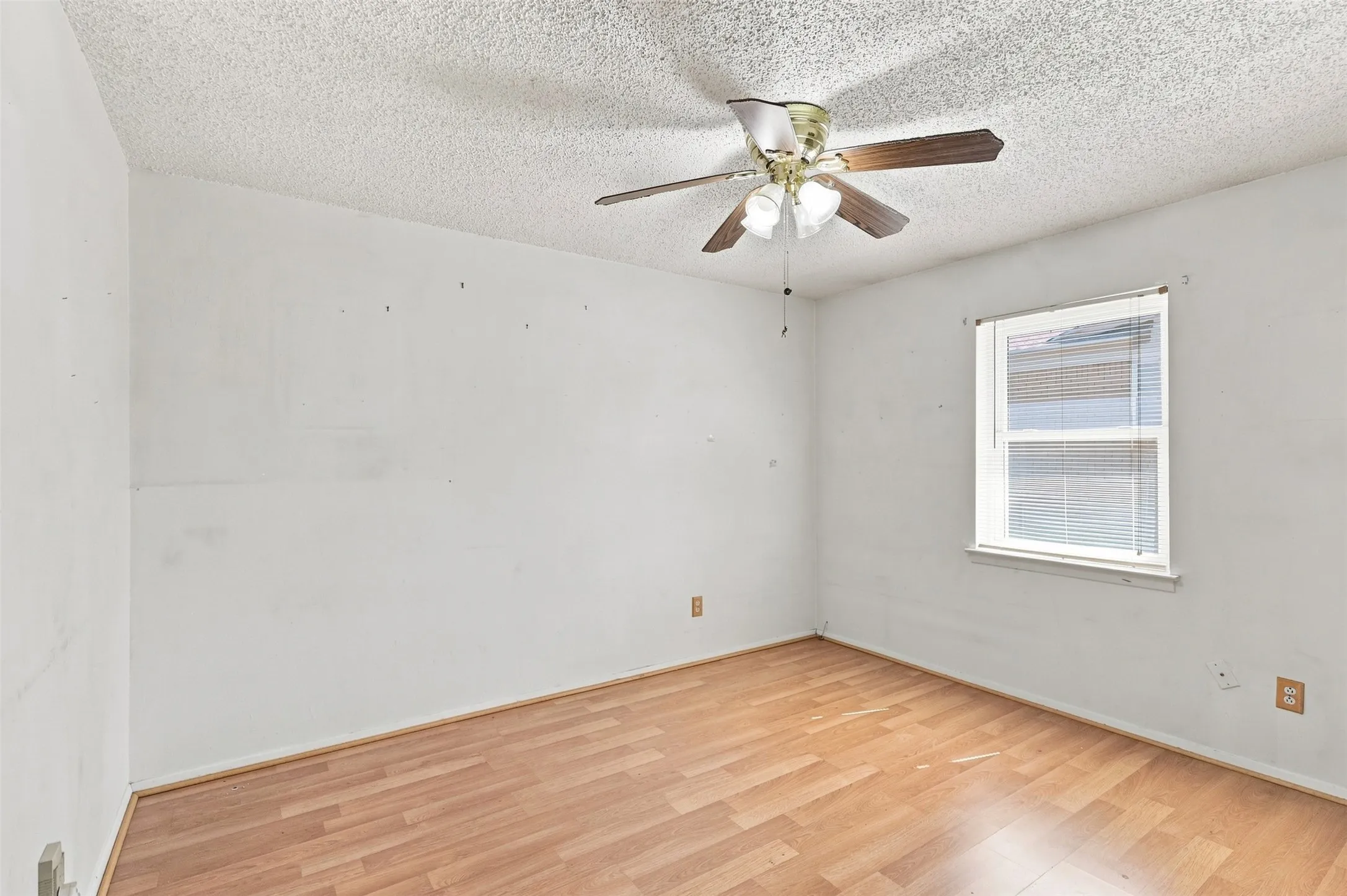 Single Family Residence For Sale in Palo Pinto County , 2107 10th Street, Mineral Wells, Texas 76067, 3 Bedroom, 2 Bathroom, 2 Garage spaces, 1,792 Sqft, built in 1968, mls#21344102, Real Estate Agent in Mineral Wells, Homes For Sale in Palo Pinto county, Homes For Sale in Mineral Wells, Realtor in Mineral Wells Texas, Real Estate Brokerage Independent Realty Texas, Luminita Cordes Realtor