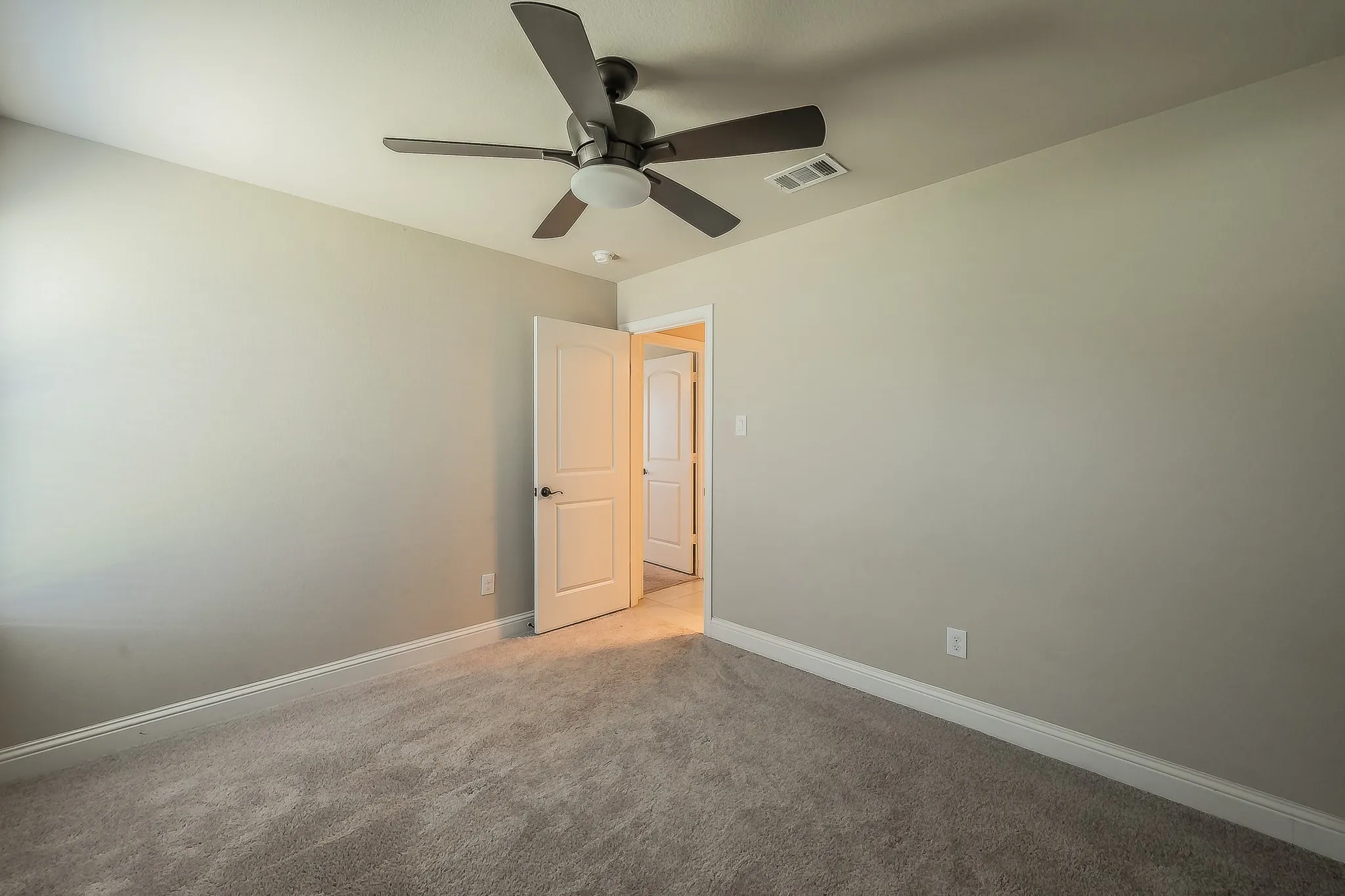 Single Family Residence For Rent in Tarrant County , 5905 Scottsdale Lane, Fort Worth, Texas 76179, 3 Bedroom, 2 Bathroom, 2 Garage spaces, 1,735 Sqft, built in 2018, mls#21366378, Real Estate Agent in Fort Worth, Homes For Rent in Tarrant county, Homes For Rent in Fort Worth, Realtor in Fort Worth Texas, Real Estate Brokerage Independent Realty Texas, Luminita Cordes Realtor