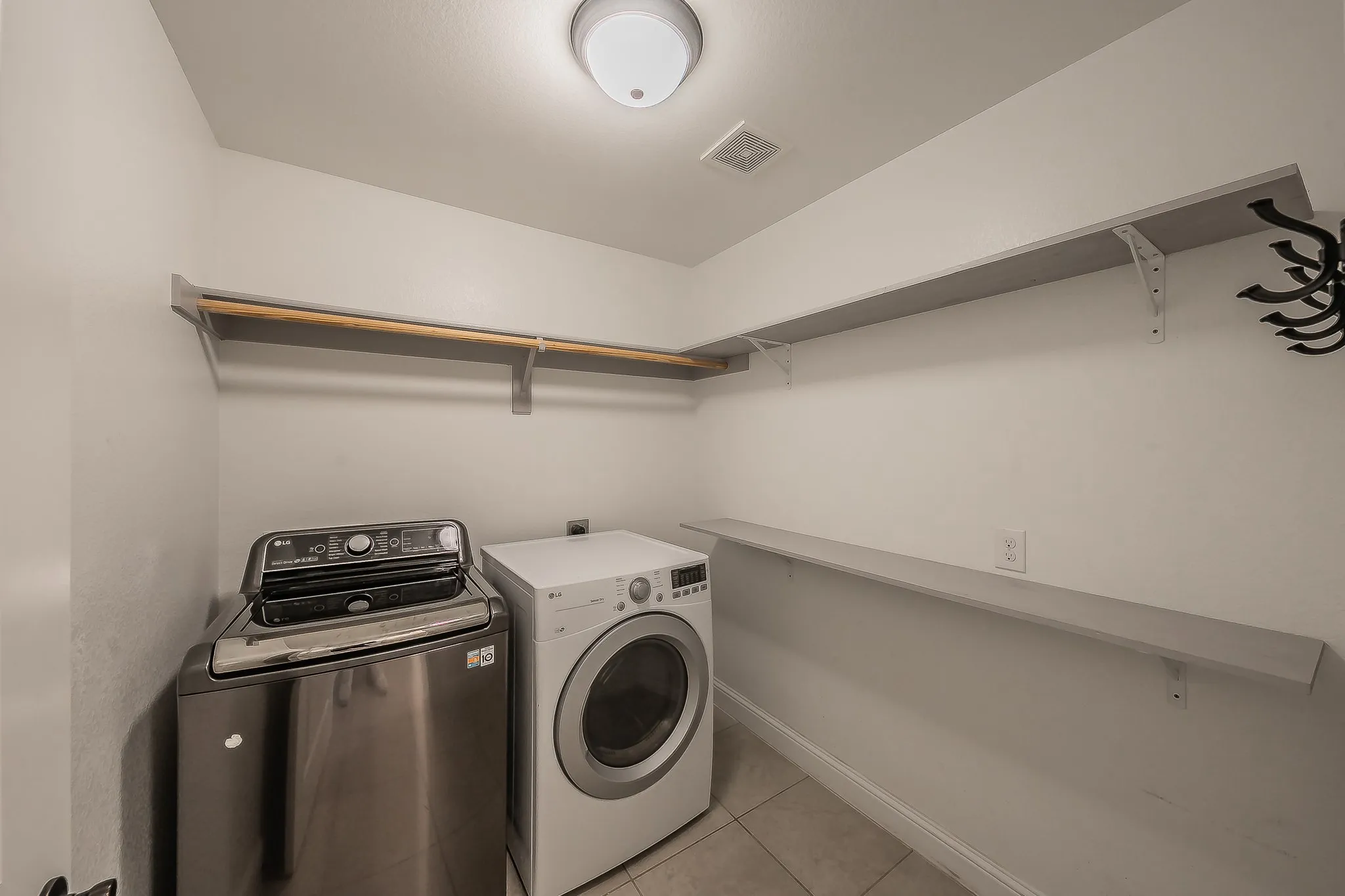 Single Family Residence For Rent in Tarrant County , 5905 Scottsdale Lane, Fort Worth, Texas 76179, 3 Bedroom, 2 Bathroom, 2 Garage spaces, 1,735 Sqft, built in 2018, mls#21366378, Real Estate Agent in Fort Worth, Homes For Rent in Tarrant county, Homes For Rent in Fort Worth, Realtor in Fort Worth Texas, Real Estate Brokerage Independent Realty Texas, Luminita Cordes Realtor