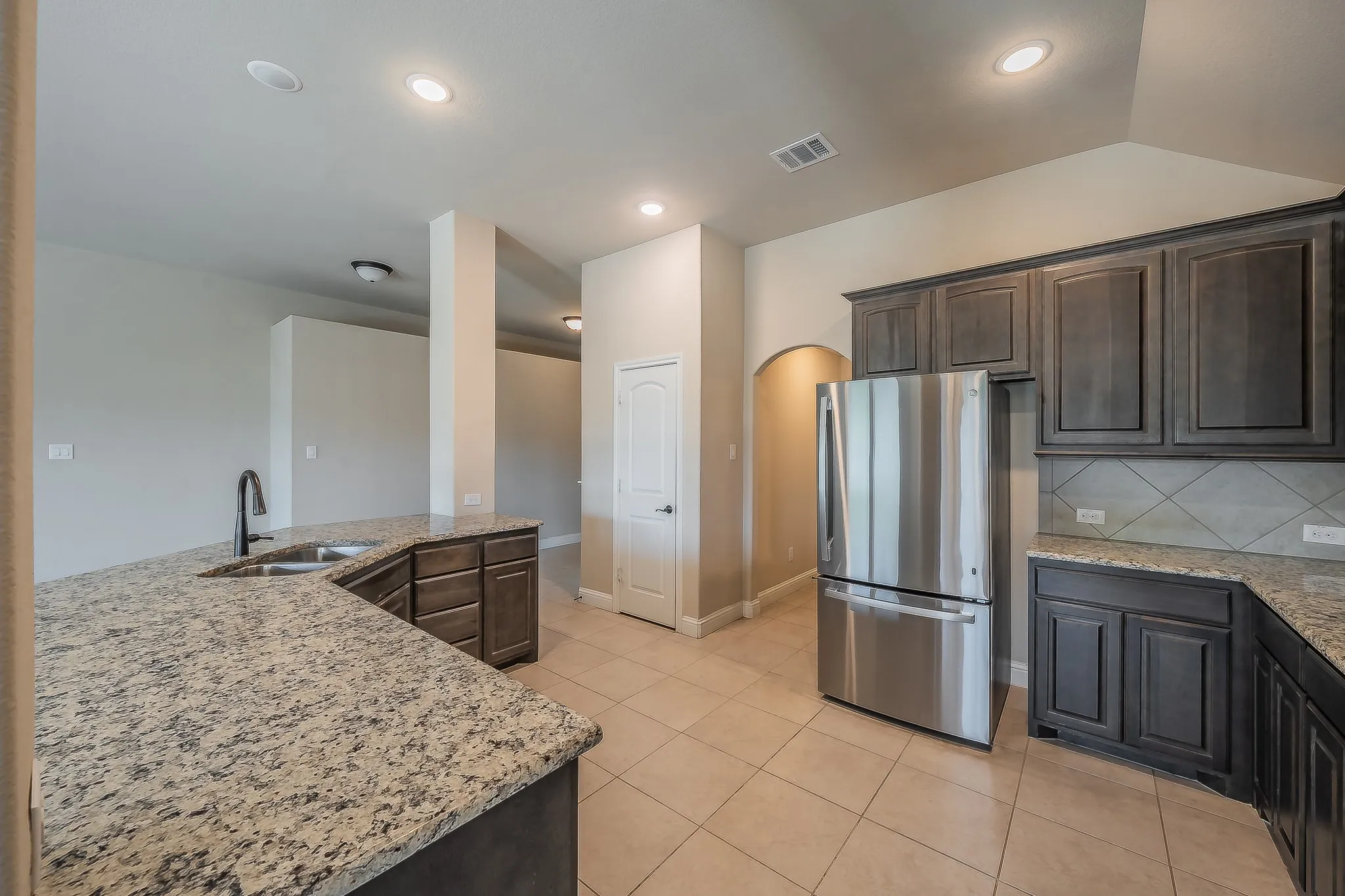 Single Family Residence For Rent in Tarrant County , 5905 Scottsdale Lane, Fort Worth, Texas 76179, 3 Bedroom, 2 Bathroom, 2 Garage spaces, 1,735 Sqft, built in 2018, mls#21366378, Real Estate Agent in Fort Worth, Homes For Rent in Tarrant county, Homes For Rent in Fort Worth, Realtor in Fort Worth Texas, Real Estate Brokerage Independent Realty Texas, Luminita Cordes Realtor