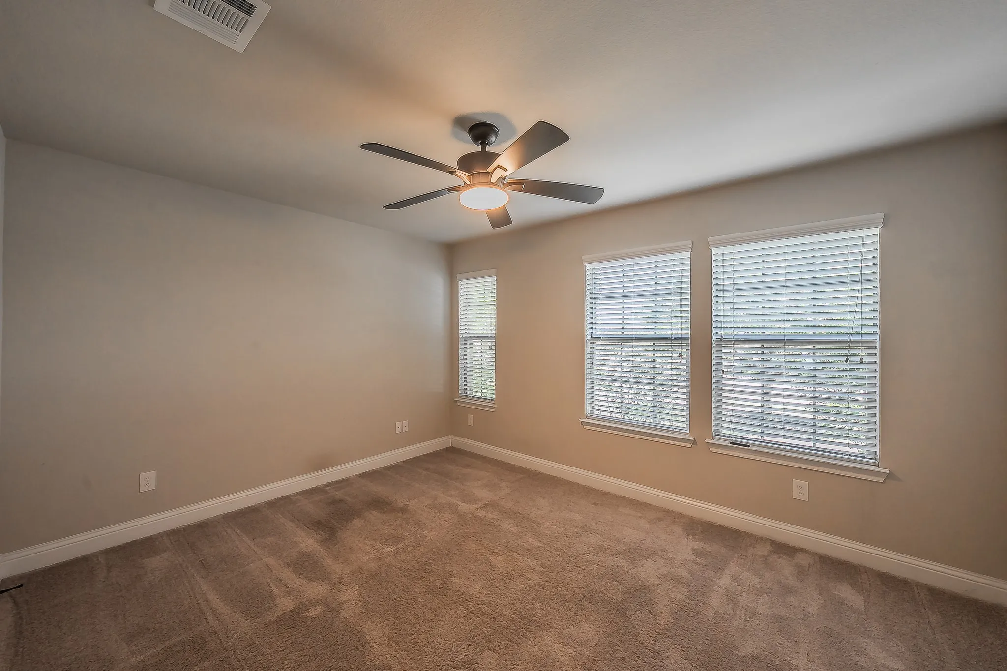 Single Family Residence For Rent in Tarrant County , 5905 Scottsdale Lane, Fort Worth, Texas 76179, 3 Bedroom, 2 Bathroom, 2 Garage spaces, 1,735 Sqft, built in 2018, mls#21366378, Real Estate Agent in Fort Worth, Homes For Rent in Tarrant county, Homes For Rent in Fort Worth, Realtor in Fort Worth Texas, Real Estate Brokerage Independent Realty Texas, Luminita Cordes Realtor