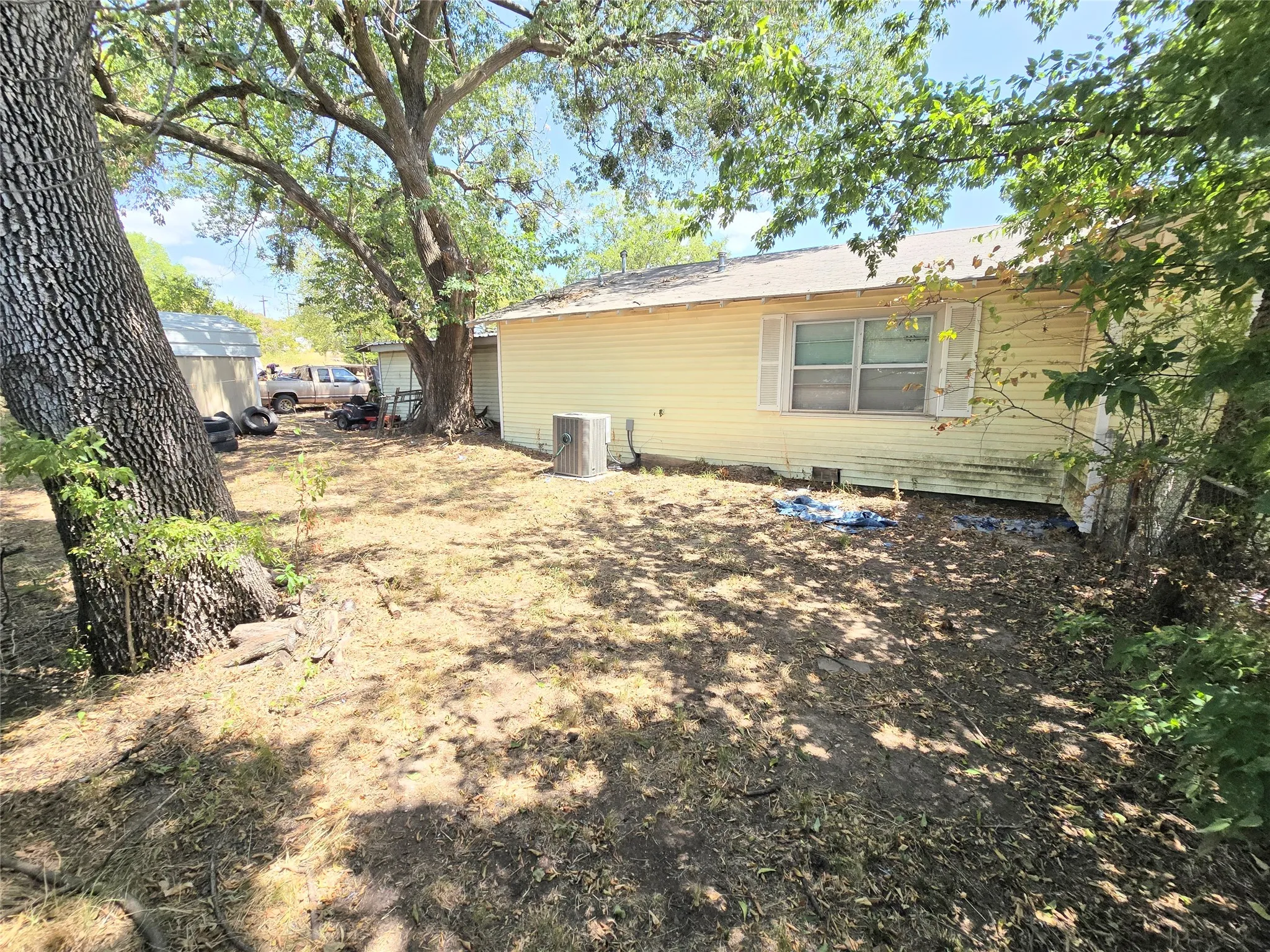 Single Family Residence For Sale in Montague County , 309 Decatur Street, Bowie, Texas 76230, 3 Bedroom, 2 Bathroom, Garage spaces, 1,688 Sqft, built in 1944, mls#21366015, Real Estate Agent in Bowie, Homes For Sale in Montague county, Homes For Sale in Bowie, Realtor in Bowie Texas, Real Estate Brokerage Independent Realty Texas, Luminita Cordes Realtor