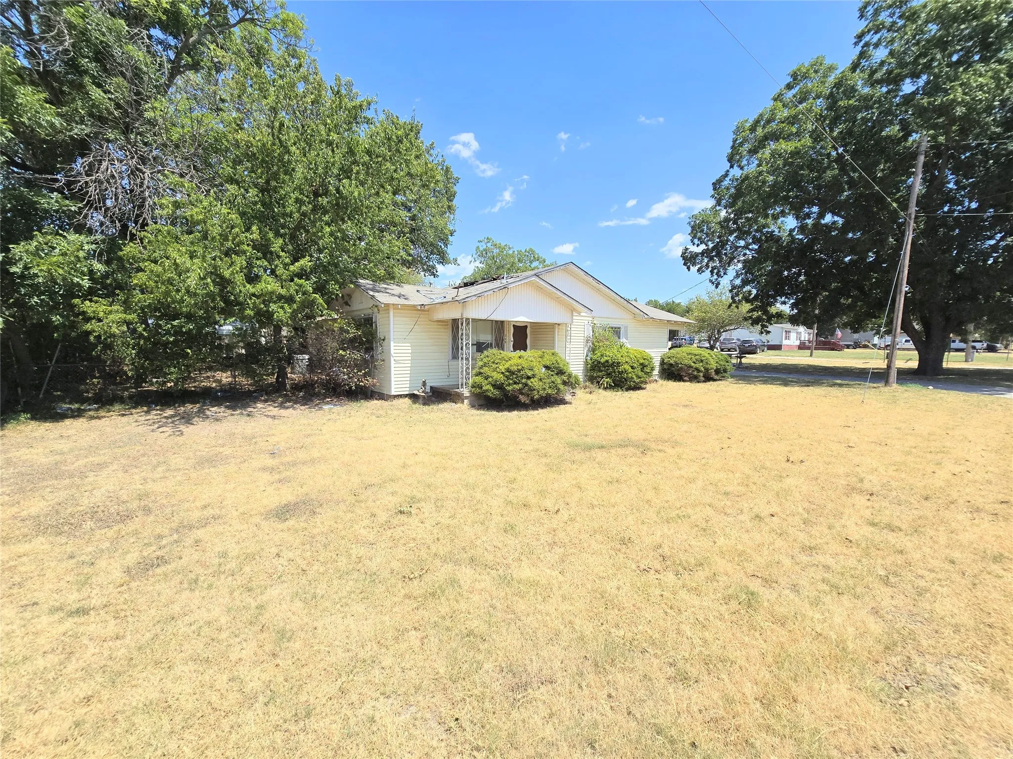Single Family Residence For Sale in Montague County , 309 Decatur Street, Bowie, Texas 76230, 3 Bedroom, 2 Bathroom, Garage spaces, 1,688 Sqft, built in 1944, mls#21366015, Real Estate Agent in Bowie, Homes For Sale in Montague county, Homes For Sale in Bowie, Realtor in Bowie Texas, Real Estate Brokerage Independent Realty Texas, Luminita Cordes Realtor