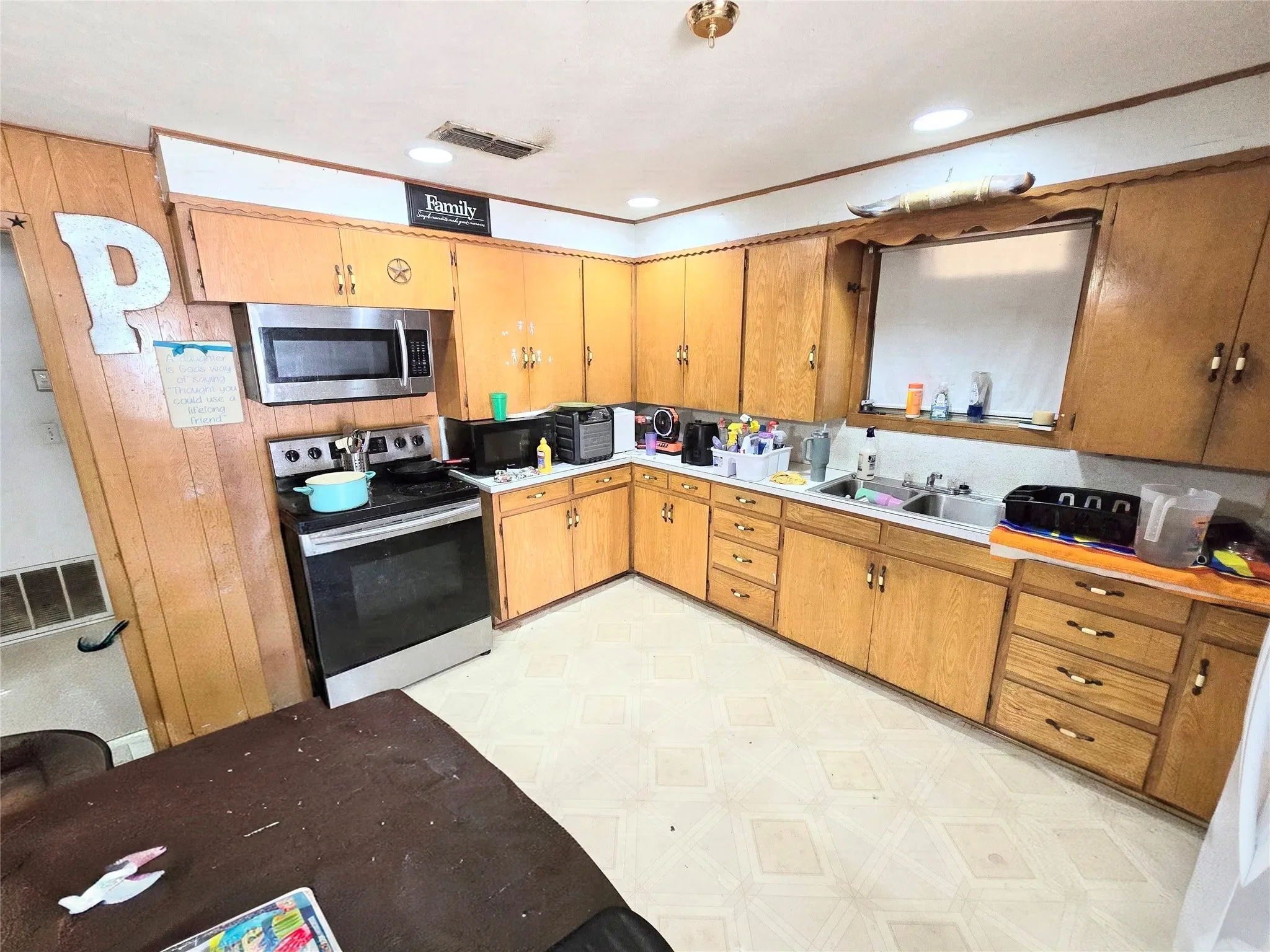 Single Family Residence For Sale in Montague County , 309 Decatur Street, Bowie, Texas 76230, 3 Bedroom, 2 Bathroom, Garage spaces, 1,688 Sqft, built in 1944, mls#21366015, Real Estate Agent in Bowie, Homes For Sale in Montague county, Homes For Sale in Bowie, Realtor in Bowie Texas, Real Estate Brokerage Independent Realty Texas, Luminita Cordes Realtor