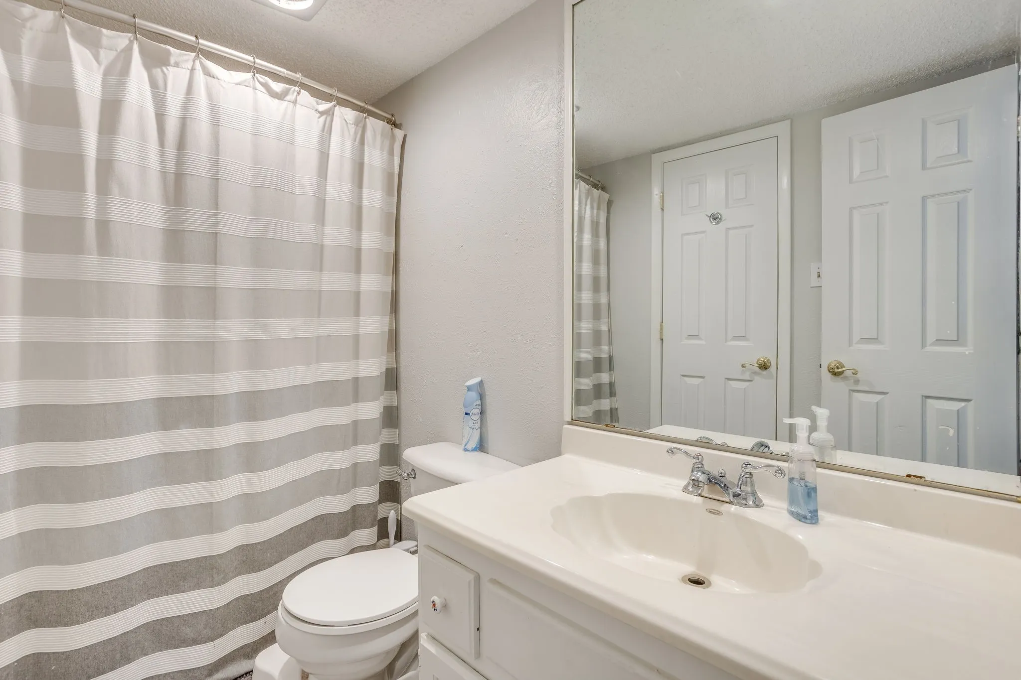 Single Family Residence For Sale in Denton County , 3226 Delaford Drive, Carrollton, Texas 75007, 4 Bedroom, 2 Bathroom, 2 Garage spaces, 1,670 Sqft, built in 1983, mls#21365567, Real Estate Agent in Carrollton, Homes For Sale in Denton county, Homes For Sale in Carrollton, Realtor in Carrollton Texas, Real Estate Brokerage Independent Realty Texas, Luminita Cordes Realtor