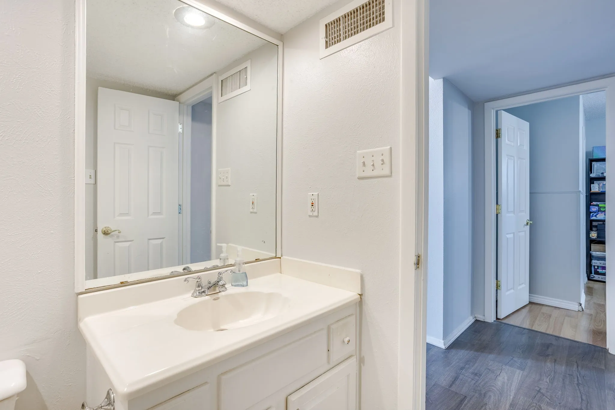 Single Family Residence For Sale in Denton County , 3226 Delaford Drive, Carrollton, Texas 75007, 4 Bedroom, 2 Bathroom, 2 Garage spaces, 1,670 Sqft, built in 1983, mls#21365567, Real Estate Agent in Carrollton, Homes For Sale in Denton county, Homes For Sale in Carrollton, Realtor in Carrollton Texas, Real Estate Brokerage Independent Realty Texas, Luminita Cordes Realtor