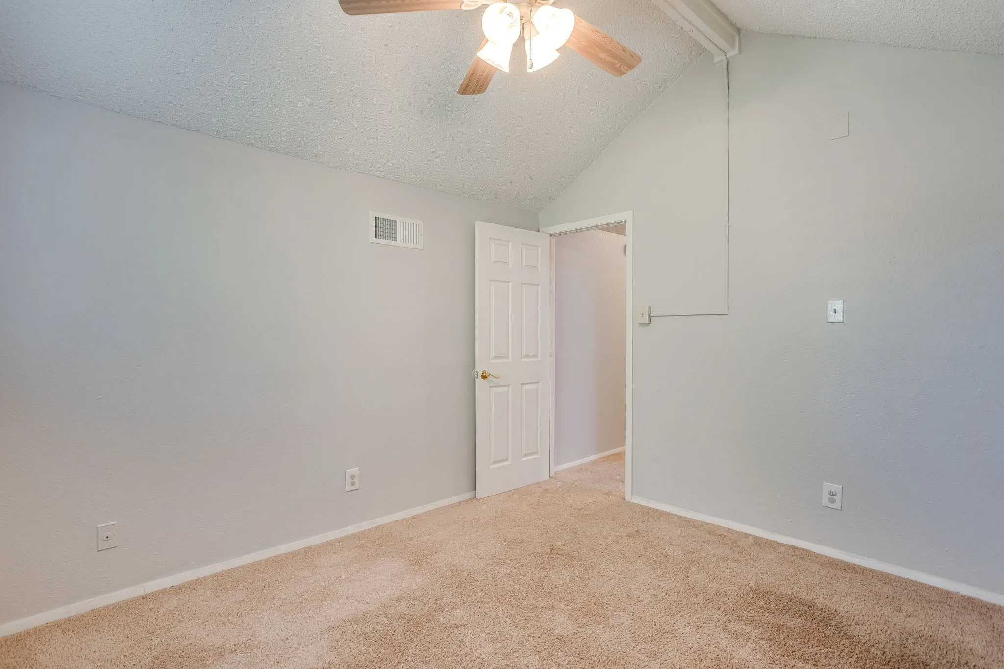 Single Family Residence For Sale in Denton County , 3226 Delaford Drive, Carrollton, Texas 75007, 4 Bedroom, 2 Bathroom, 2 Garage spaces, 1,670 Sqft, built in 1983, mls#21365567, Real Estate Agent in Carrollton, Homes For Sale in Denton county, Homes For Sale in Carrollton, Realtor in Carrollton Texas, Real Estate Brokerage Independent Realty Texas, Luminita Cordes Realtor