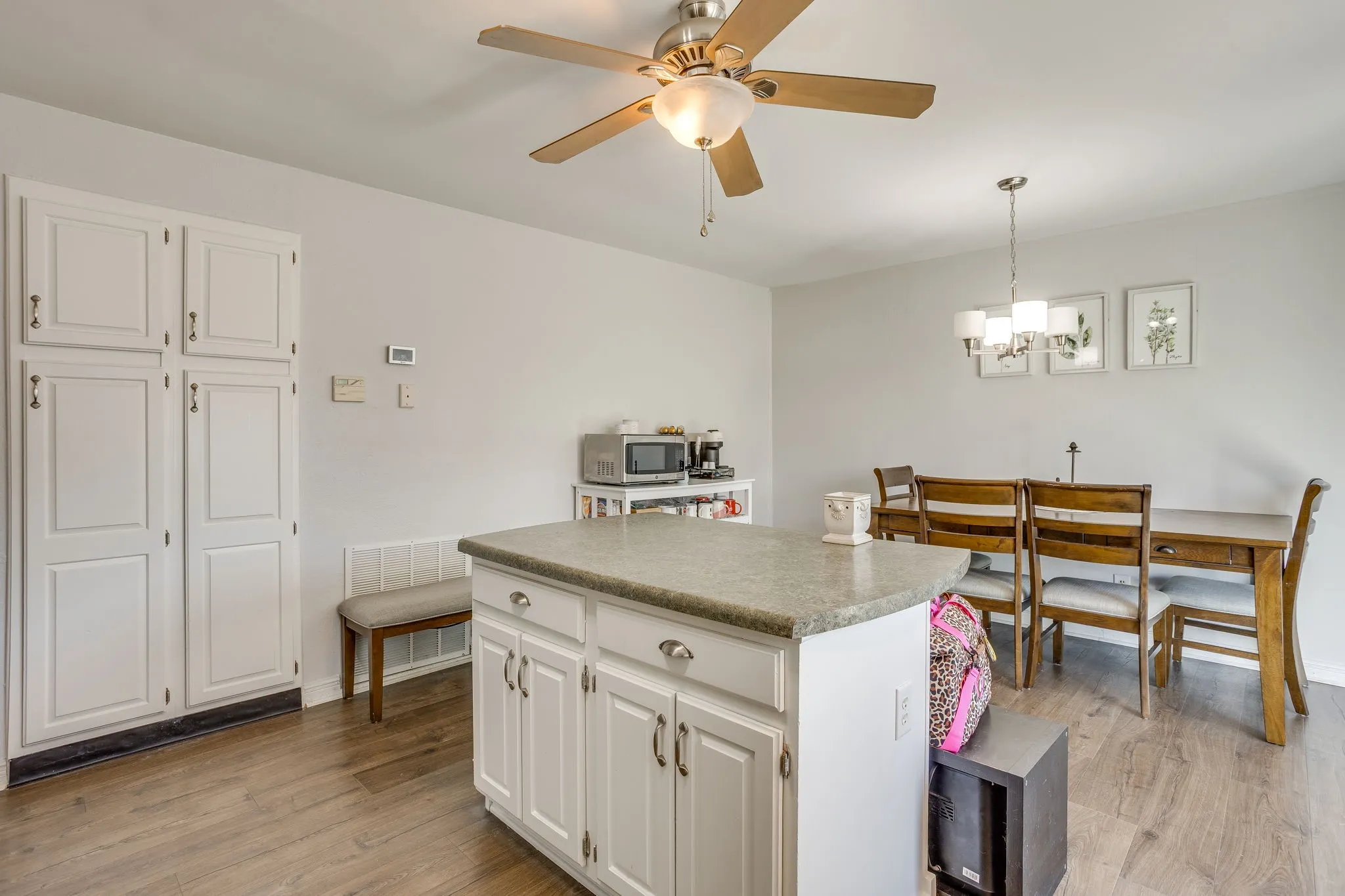 Single Family Residence For Sale in Denton County , 3226 Delaford Drive, Carrollton, Texas 75007, 4 Bedroom, 2 Bathroom, 2 Garage spaces, 1,670 Sqft, built in 1983, mls#21365567, Real Estate Agent in Carrollton, Homes For Sale in Denton county, Homes For Sale in Carrollton, Realtor in Carrollton Texas, Real Estate Brokerage Independent Realty Texas, Luminita Cordes Realtor
