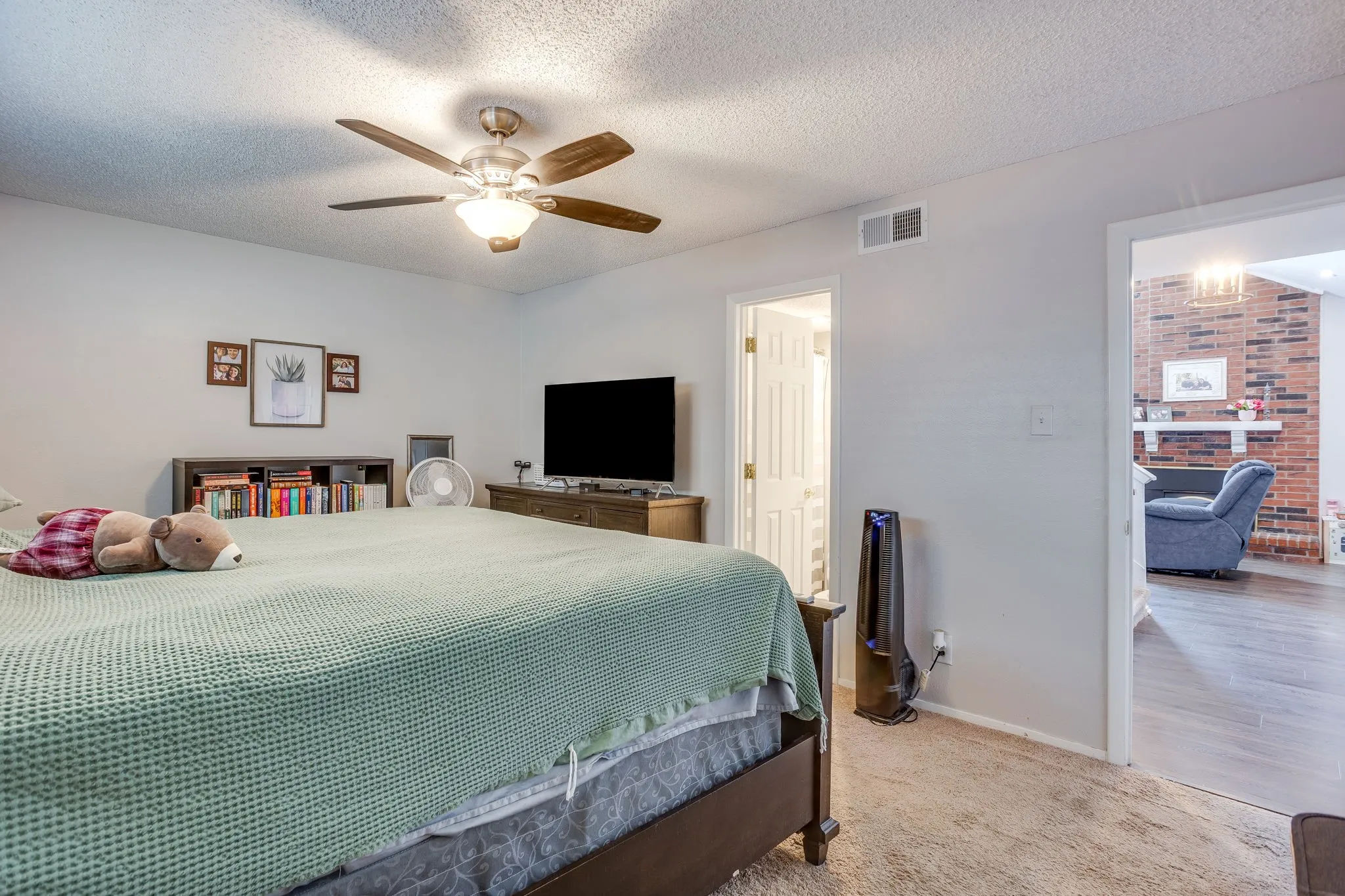 Single Family Residence For Sale in Denton County , 3226 Delaford Drive, Carrollton, Texas 75007, 4 Bedroom, 2 Bathroom, 2 Garage spaces, 1,670 Sqft, built in 1983, mls#21365567, Real Estate Agent in Carrollton, Homes For Sale in Denton county, Homes For Sale in Carrollton, Realtor in Carrollton Texas, Real Estate Brokerage Independent Realty Texas, Luminita Cordes Realtor