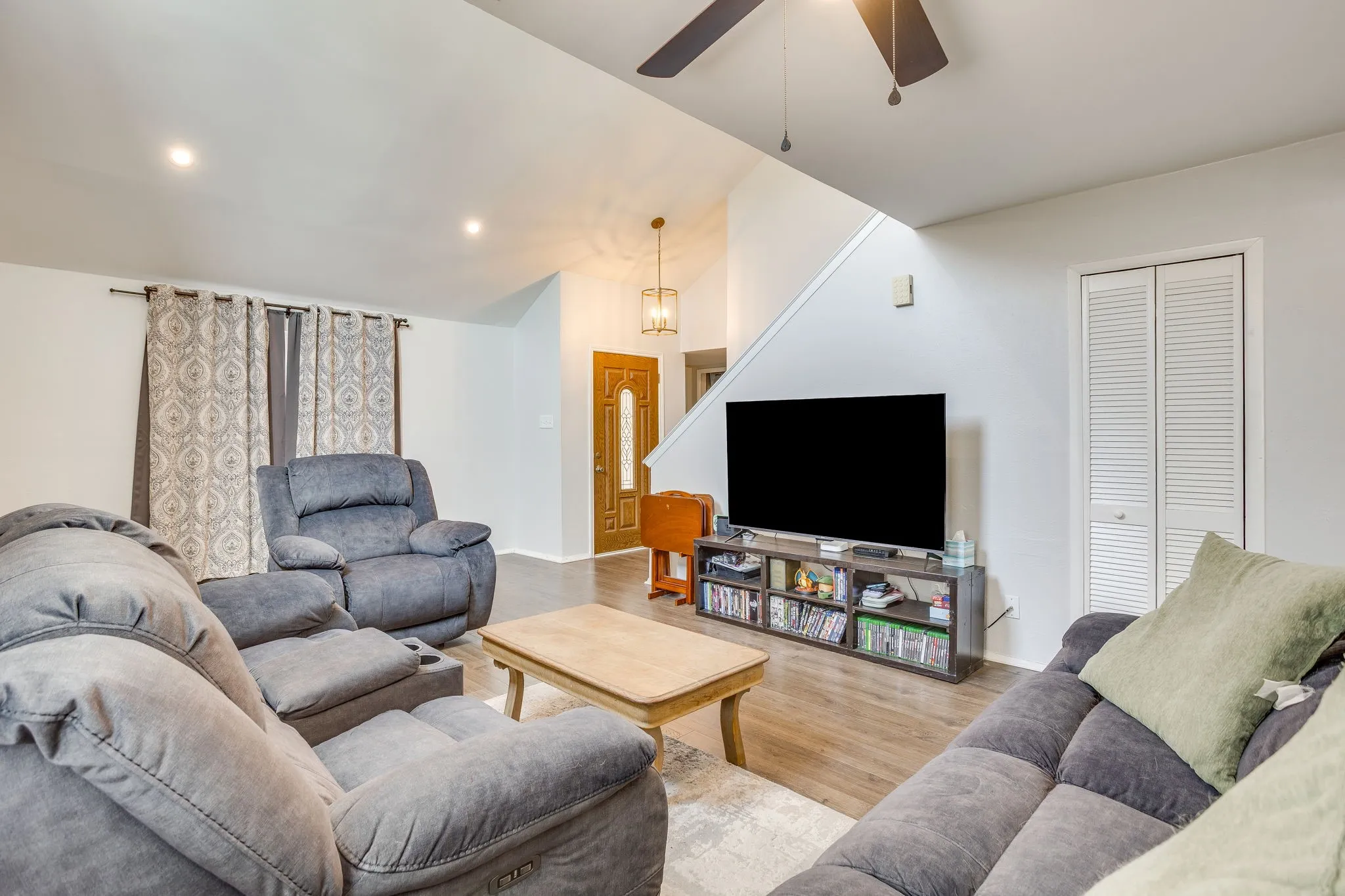 Single Family Residence For Sale in Denton County , 3226 Delaford Drive, Carrollton, Texas 75007, 4 Bedroom, 2 Bathroom, 2 Garage spaces, 1,670 Sqft, built in 1983, mls#21365567, Real Estate Agent in Carrollton, Homes For Sale in Denton county, Homes For Sale in Carrollton, Realtor in Carrollton Texas, Real Estate Brokerage Independent Realty Texas, Luminita Cordes Realtor