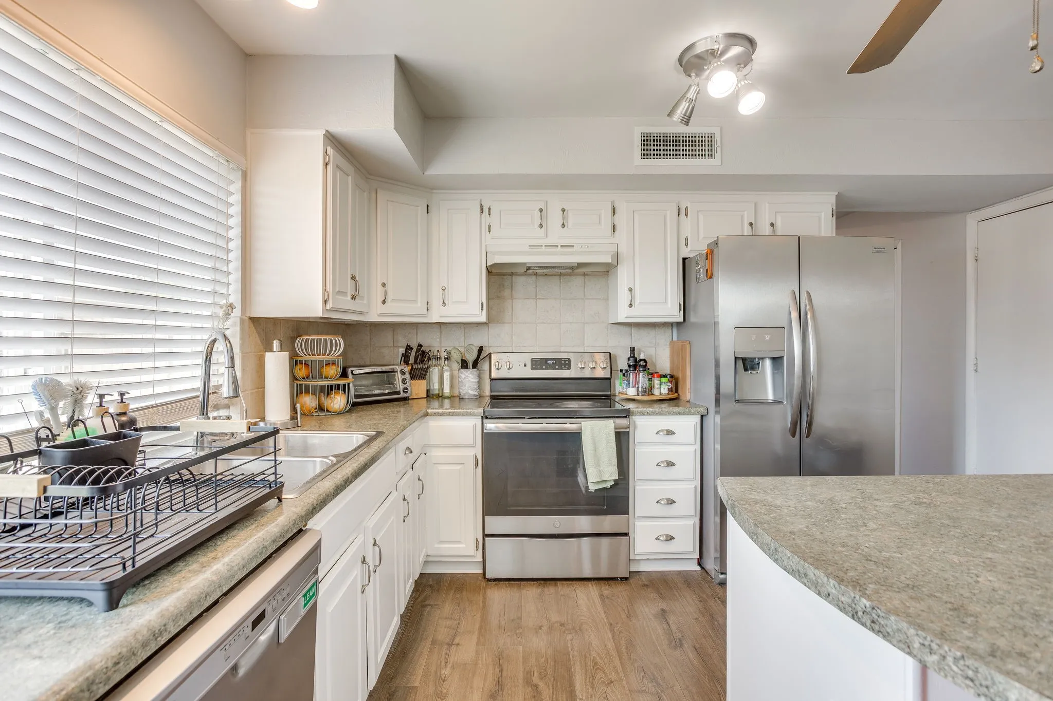 Single Family Residence For Sale in Denton County , 3226 Delaford Drive, Carrollton, Texas 75007, 4 Bedroom, 2 Bathroom, 2 Garage spaces, 1,670 Sqft, built in 1983, mls#21365567, Real Estate Agent in Carrollton, Homes For Sale in Denton county, Homes For Sale in Carrollton, Realtor in Carrollton Texas, Real Estate Brokerage Independent Realty Texas, Luminita Cordes Realtor