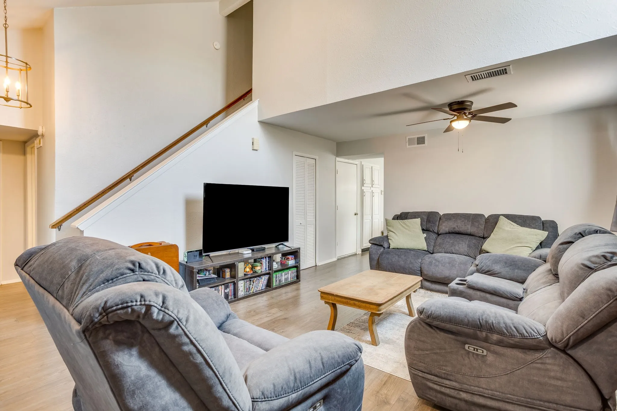 Single Family Residence For Sale in Denton County , 3226 Delaford Drive, Carrollton, Texas 75007, 4 Bedroom, 2 Bathroom, 2 Garage spaces, 1,670 Sqft, built in 1983, mls#21365567, Real Estate Agent in Carrollton, Homes For Sale in Denton county, Homes For Sale in Carrollton, Realtor in Carrollton Texas, Real Estate Brokerage Independent Realty Texas, Luminita Cordes Realtor