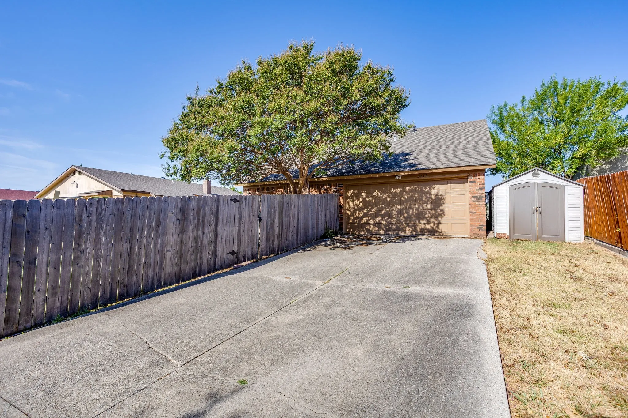 Single Family Residence For Sale in Denton County , 3226 Delaford Drive, Carrollton, Texas 75007, 4 Bedroom, 2 Bathroom, 2 Garage spaces, 1,670 Sqft, built in 1983, mls#21365567, Real Estate Agent in Carrollton, Homes For Sale in Denton county, Homes For Sale in Carrollton, Realtor in Carrollton Texas, Real Estate Brokerage Independent Realty Texas, Luminita Cordes Realtor
