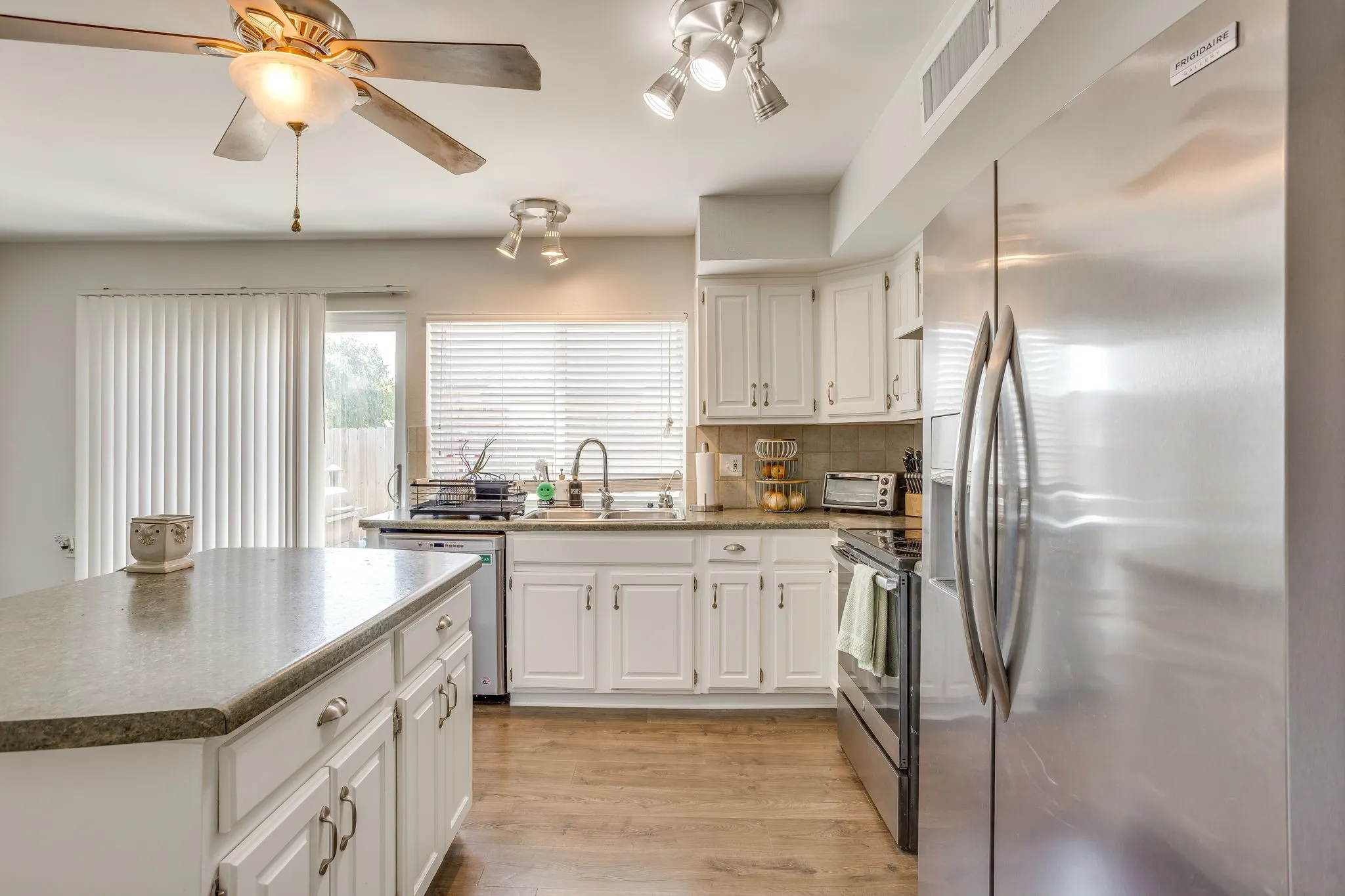 Single Family Residence For Sale in Denton County , 3226 Delaford Drive, Carrollton, Texas 75007, 4 Bedroom, 2 Bathroom, 2 Garage spaces, 1,670 Sqft, built in 1983, mls#21365567, Real Estate Agent in Carrollton, Homes For Sale in Denton county, Homes For Sale in Carrollton, Realtor in Carrollton Texas, Real Estate Brokerage Independent Realty Texas, Luminita Cordes Realtor