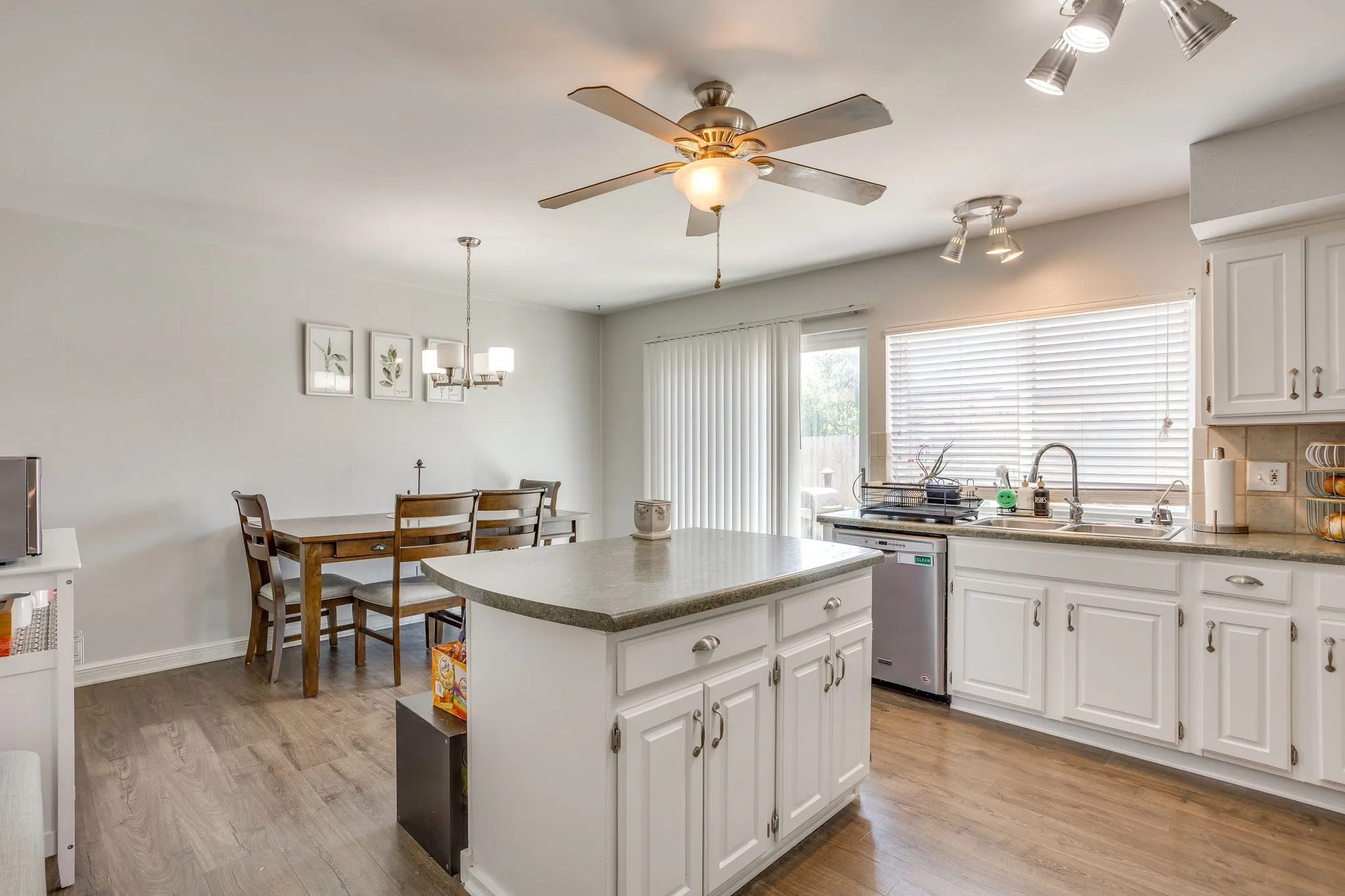 Single Family Residence For Sale in Denton County , 3226 Delaford Drive, Carrollton, Texas 75007, 4 Bedroom, 2 Bathroom, 2 Garage spaces, 1,670 Sqft, built in 1983, mls#21365567, Real Estate Agent in Carrollton, Homes For Sale in Denton county, Homes For Sale in Carrollton, Realtor in Carrollton Texas, Real Estate Brokerage Independent Realty Texas, Luminita Cordes Realtor