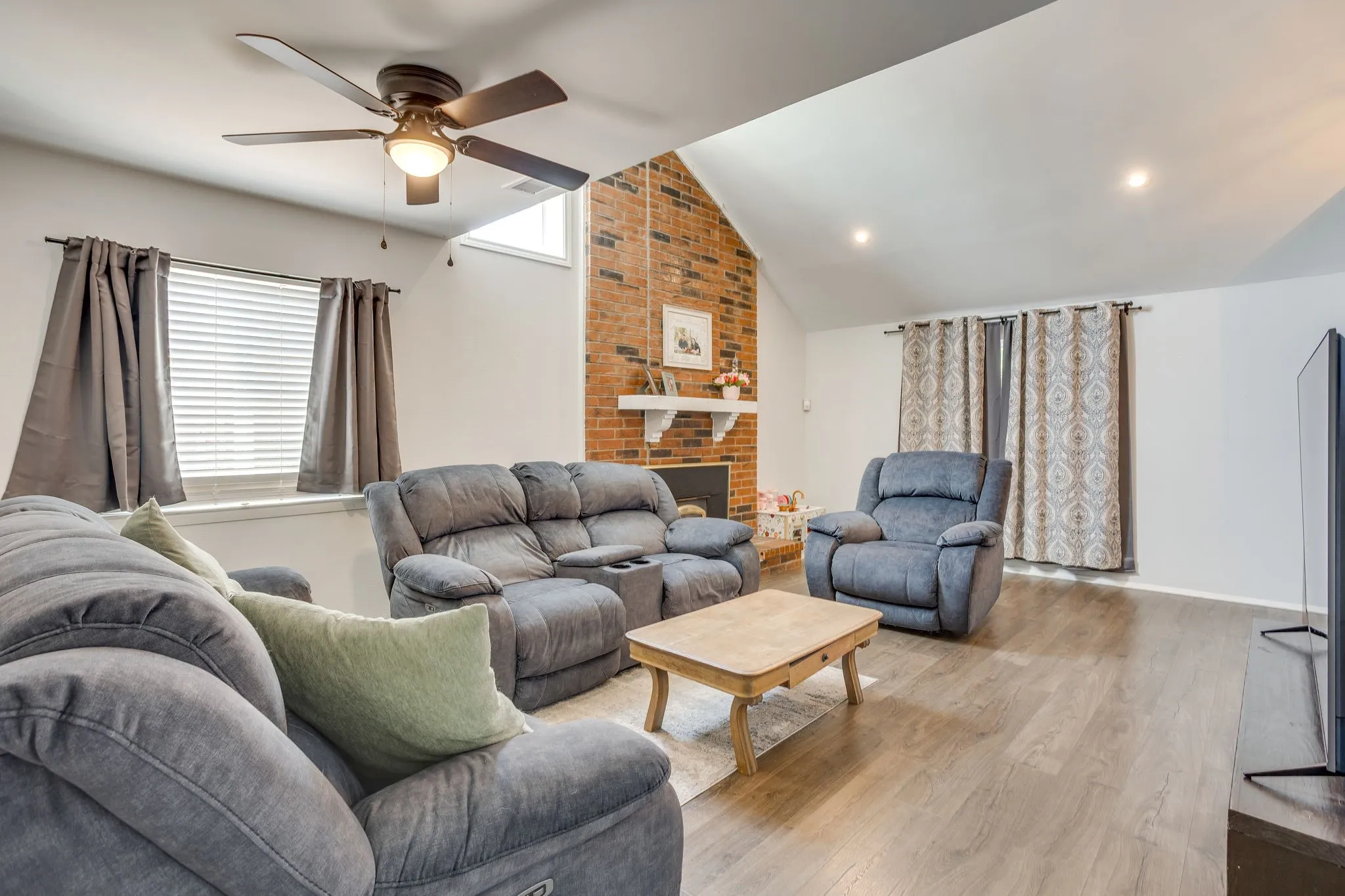 Single Family Residence For Sale in Denton County , 3226 Delaford Drive, Carrollton, Texas 75007, 4 Bedroom, 2 Bathroom, 2 Garage spaces, 1,670 Sqft, built in 1983, mls#21365567, Real Estate Agent in Carrollton, Homes For Sale in Denton county, Homes For Sale in Carrollton, Realtor in Carrollton Texas, Real Estate Brokerage Independent Realty Texas, Luminita Cordes Realtor