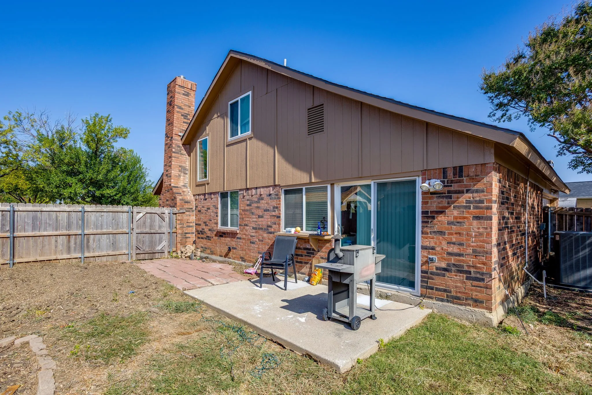 Single Family Residence For Sale in Denton County , 3226 Delaford Drive, Carrollton, Texas 75007, 4 Bedroom, 2 Bathroom, 2 Garage spaces, 1,670 Sqft, built in 1983, mls#21365567, Real Estate Agent in Carrollton, Homes For Sale in Denton county, Homes For Sale in Carrollton, Realtor in Carrollton Texas, Real Estate Brokerage Independent Realty Texas, Luminita Cordes Realtor