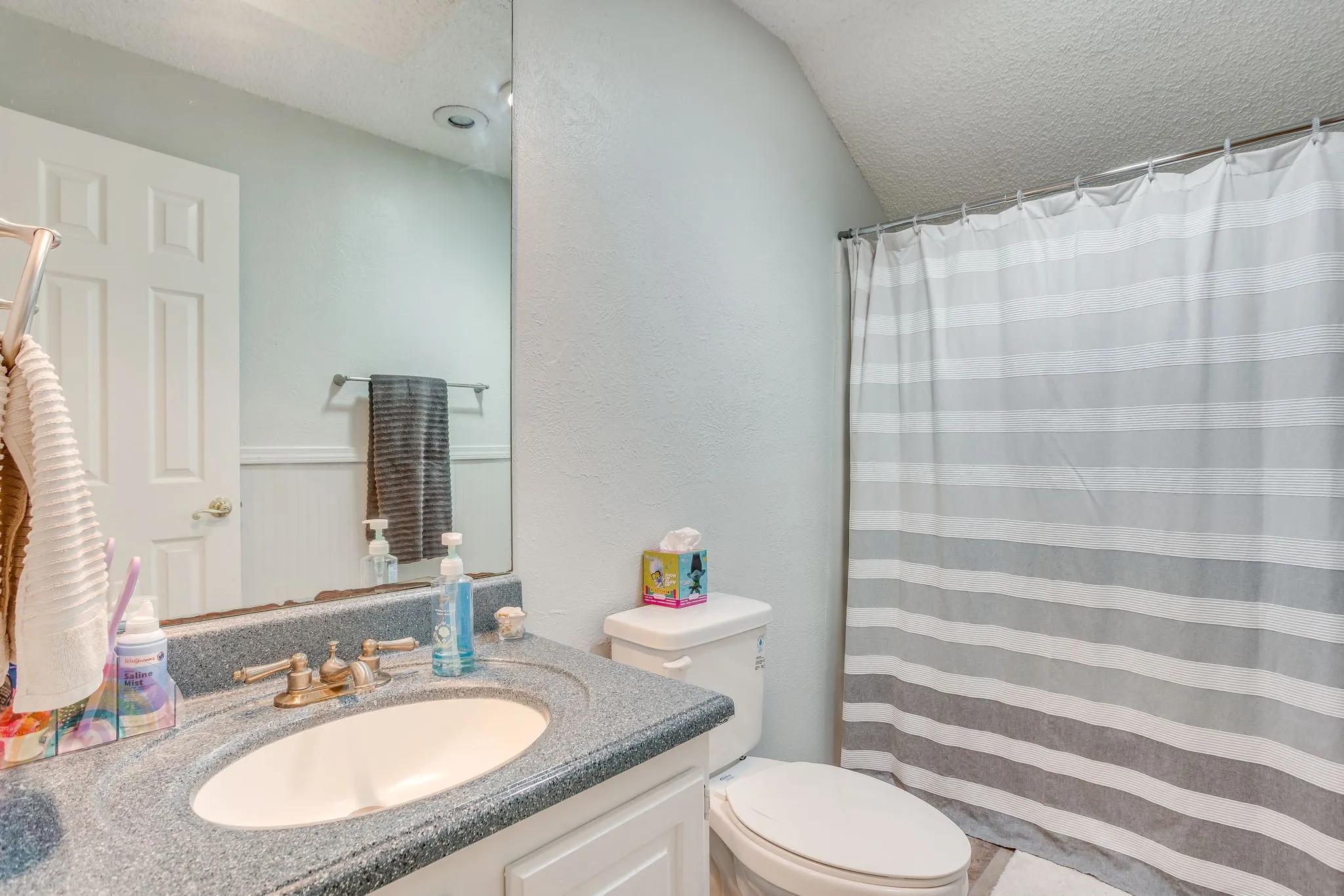 Single Family Residence For Sale in Denton County , 3226 Delaford Drive, Carrollton, Texas 75007, 4 Bedroom, 2 Bathroom, 2 Garage spaces, 1,670 Sqft, built in 1983, mls#21365567, Real Estate Agent in Carrollton, Homes For Sale in Denton county, Homes For Sale in Carrollton, Realtor in Carrollton Texas, Real Estate Brokerage Independent Realty Texas, Luminita Cordes Realtor