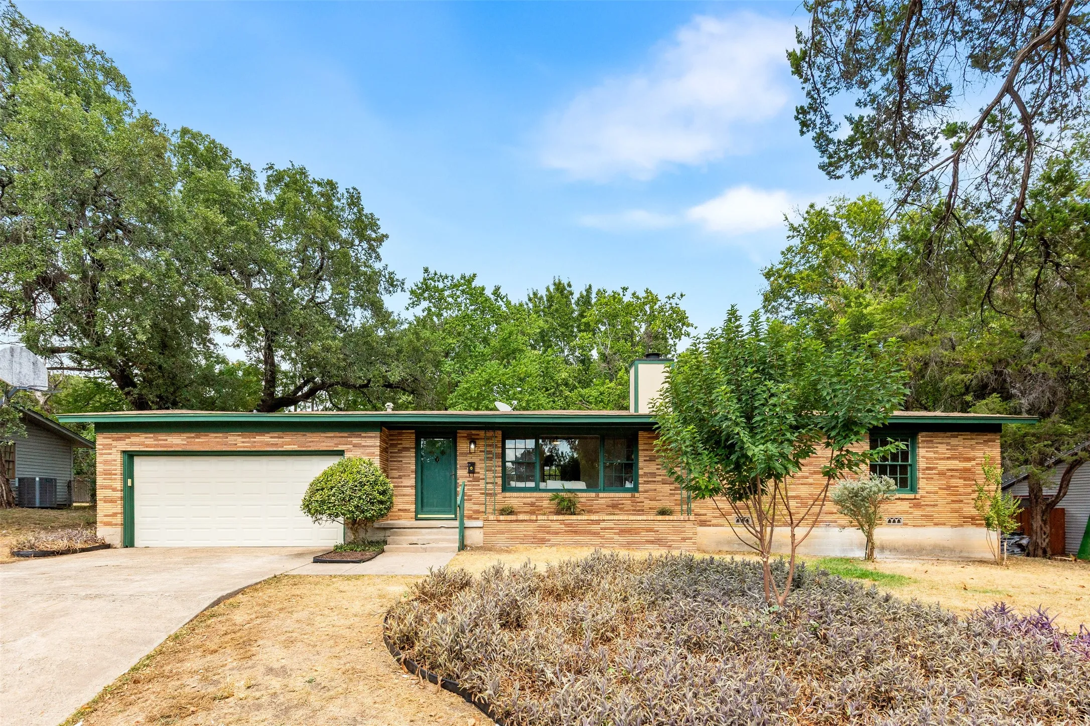 Single Family Residence For Sale in Mc Lennan County , 4601 Robinwood Drive, Waco, Texas 76708, 3 Bedroom, 2 Bathroom, 2 Garage spaces, 1,553 Sqft, built in 1954, mls#21366942, Real Estate Agent in Waco, Homes For Sale in Mc Lennan county, Homes For Sale in Waco, Realtor in Waco Texas, Real Estate Brokerage Independent Realty Texas, Luminita Cordes Realtor