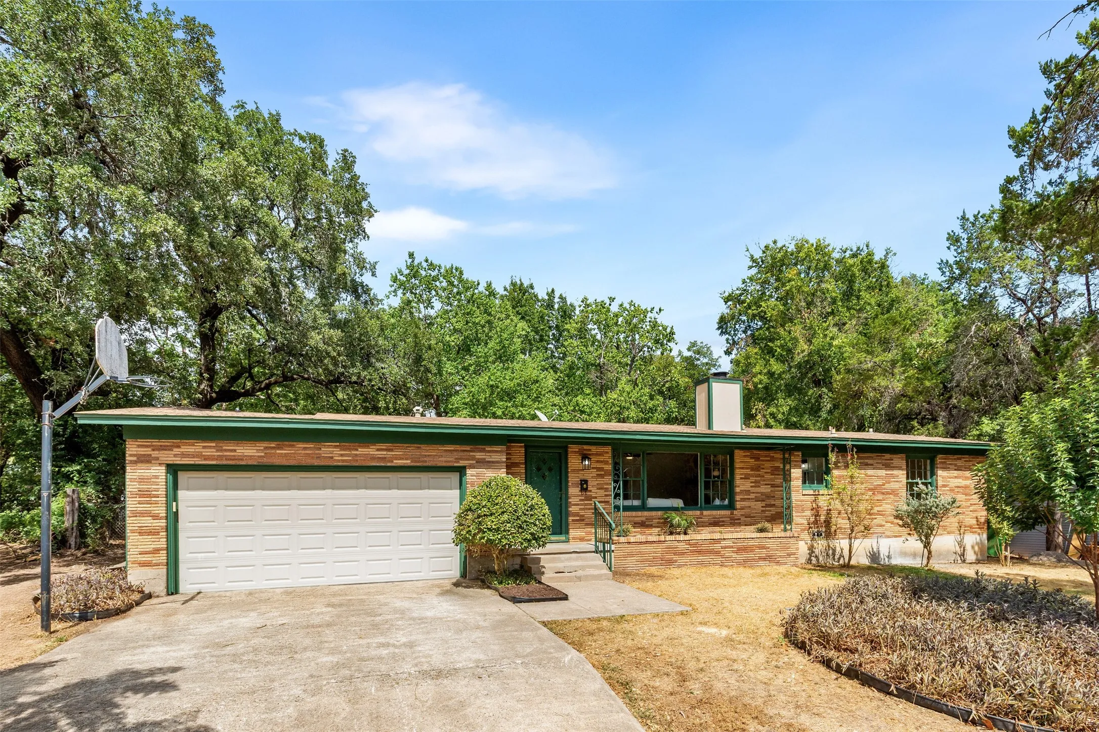 Single Family Residence For Sale in Mc Lennan County , 4601 Robinwood Drive, Waco, Texas 76708, 3 Bedroom, 2 Bathroom, 2 Garage spaces, 1,553 Sqft, built in 1954, mls#21366942, Real Estate Agent in Waco, Homes For Sale in Mc Lennan county, Homes For Sale in Waco, Realtor in Waco Texas, Real Estate Brokerage Independent Realty Texas, Luminita Cordes Realtor
