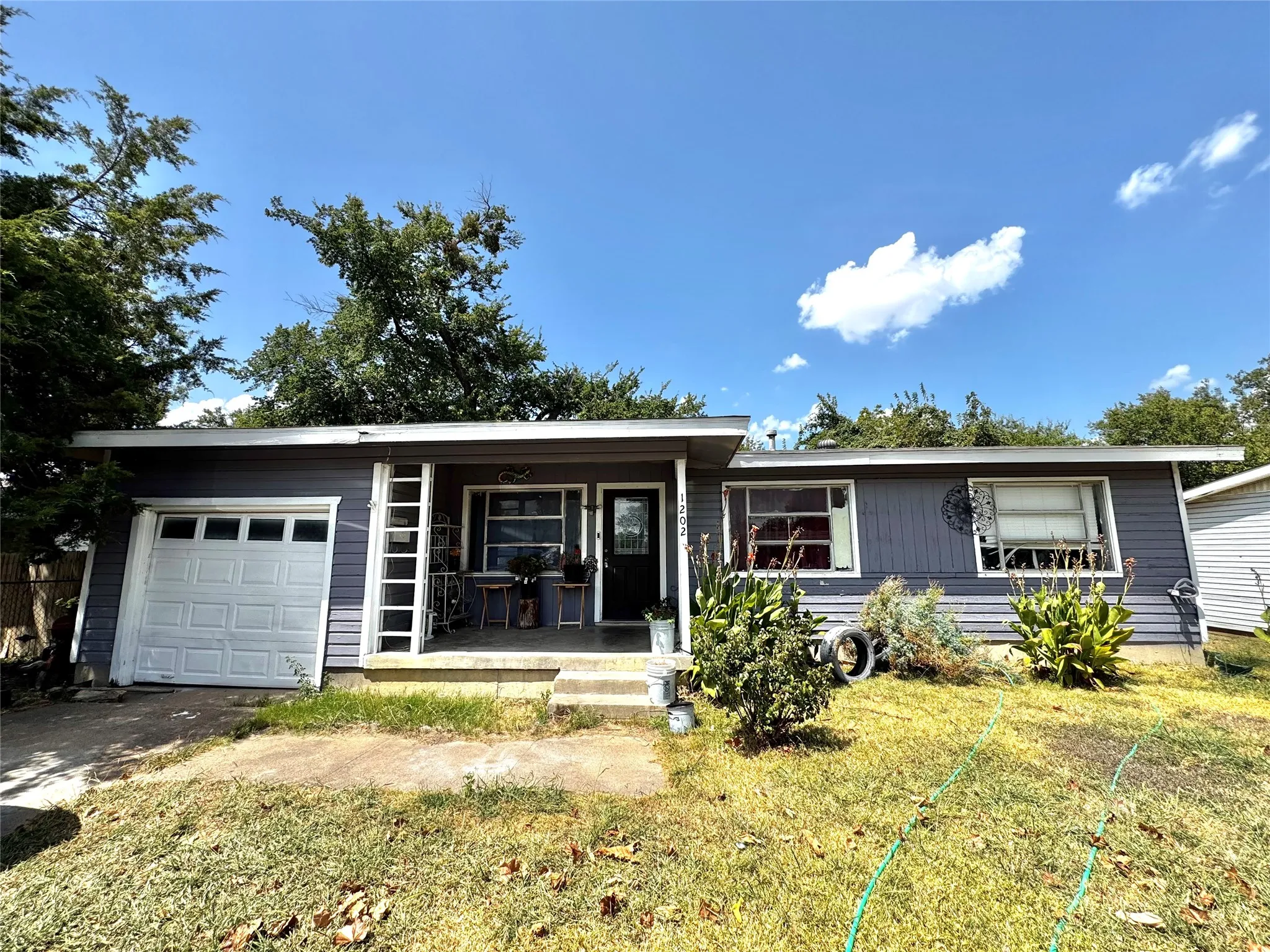Single Family Residence For Sale in Dallas County , 1202 Huddleston Drive, Grand Prairie, Texas 75050, 3 Bedroom, 2 Bathroom, 1 Garage spaces, 1,013 Sqft, built in 1954, mls#21366954, Real Estate Agent in Grand Prairie, Homes For Sale in Dallas county, Homes For Sale in Grand Prairie, Realtor in Grand Prairie Texas, Real Estate Brokerage Independent Realty Texas, Luminita Cordes Realtor